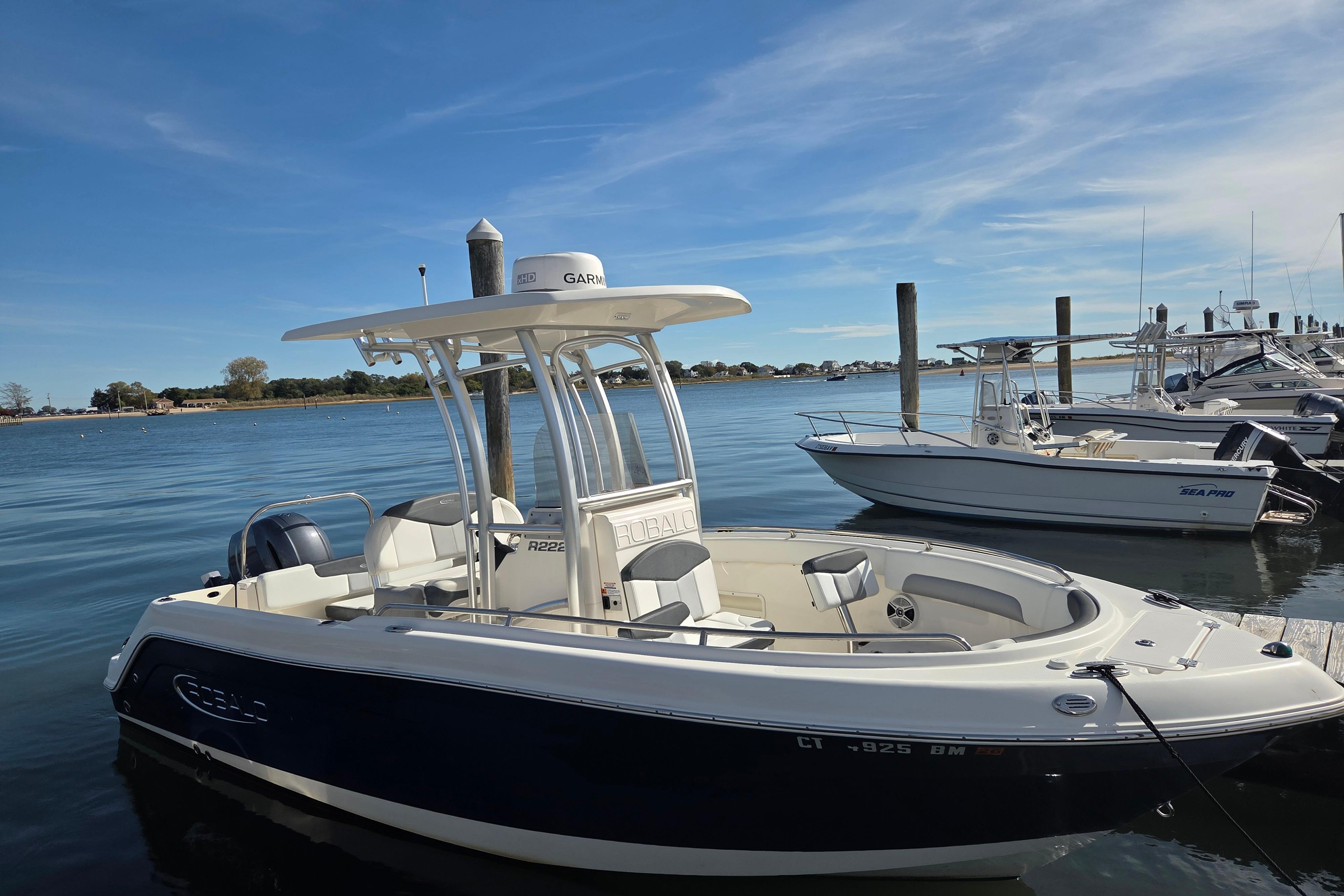 2019 Robalo R222 Explorer-1