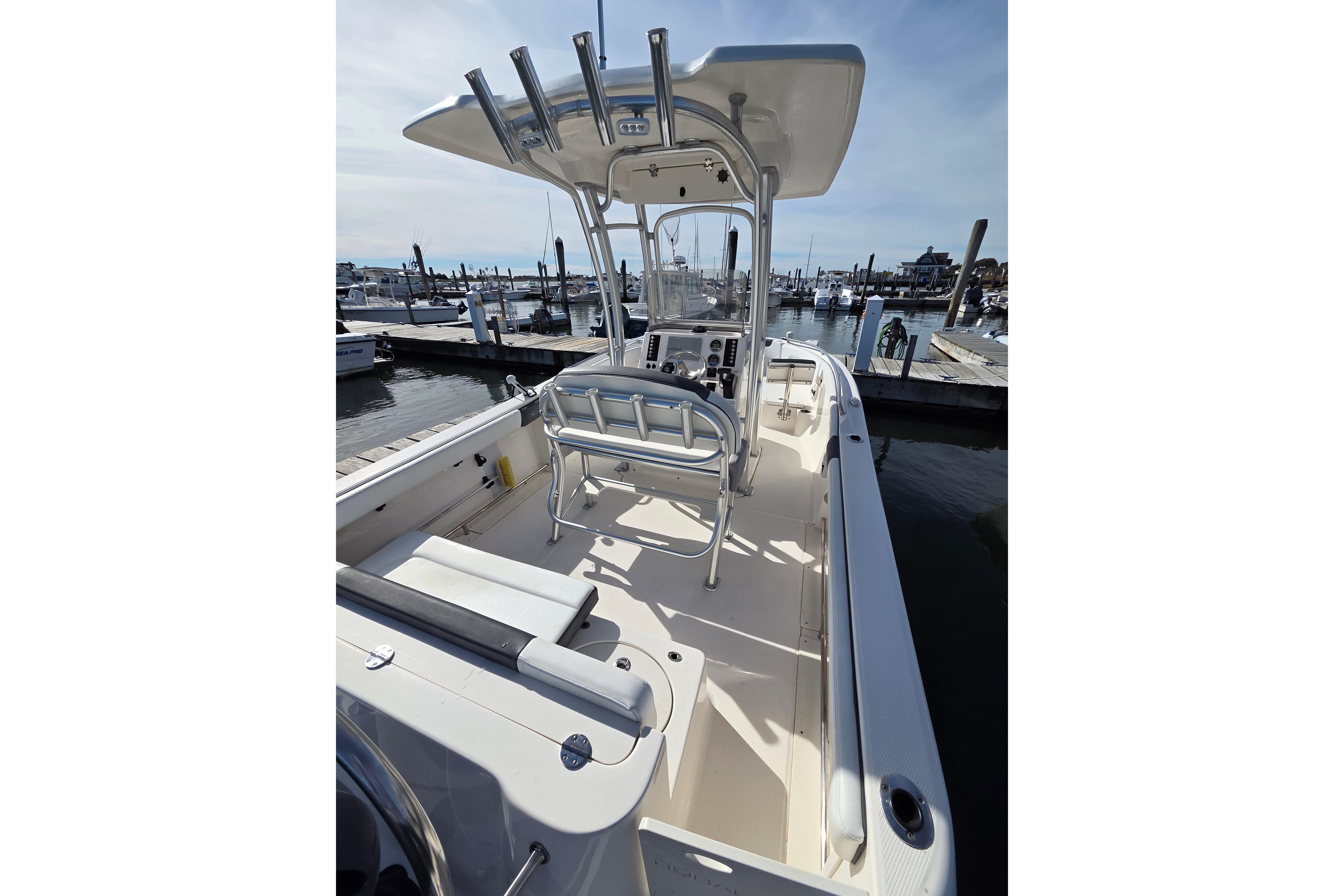 2019 Robalo R222 Explorer-11