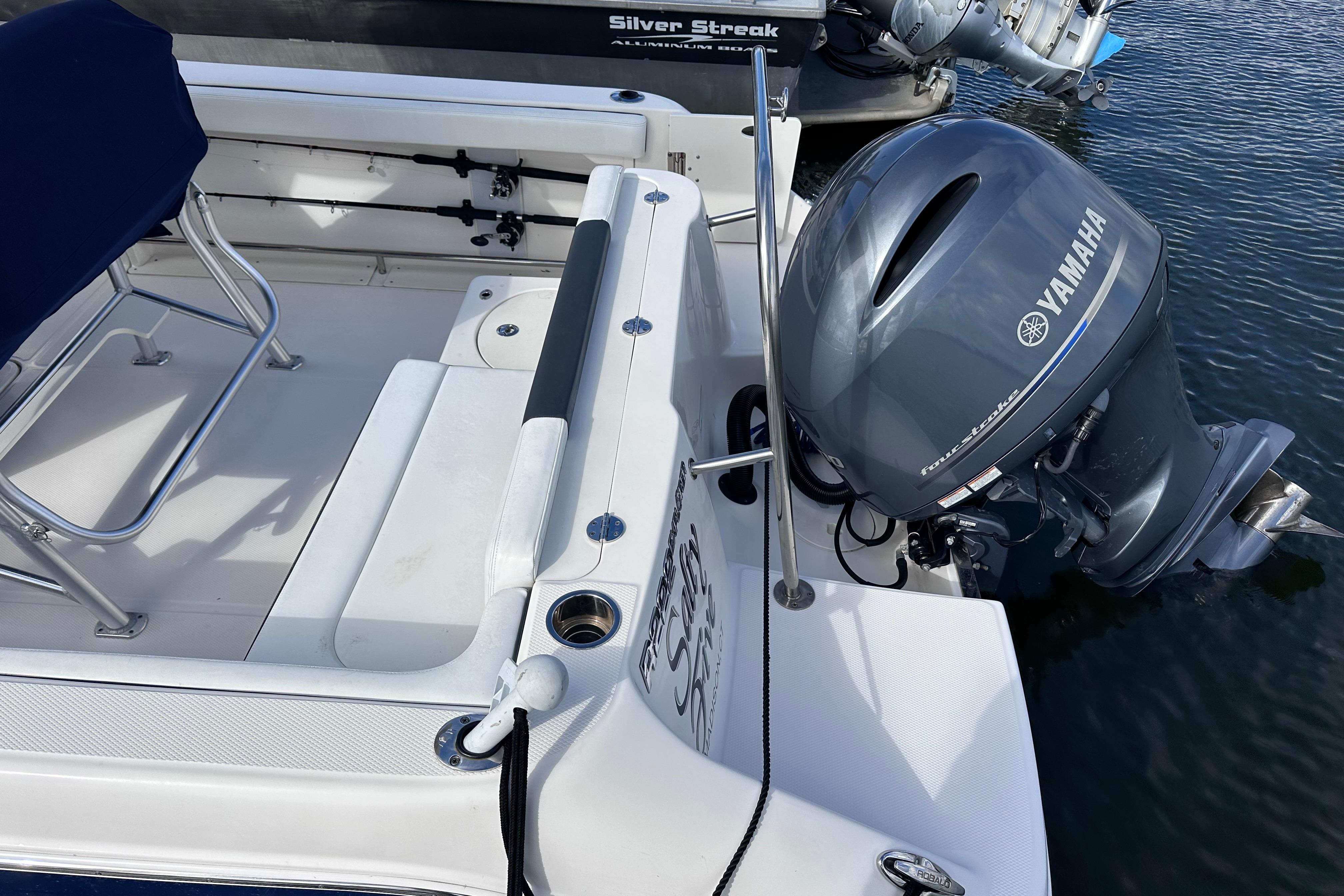 2019 Robalo R222 Explorer-12