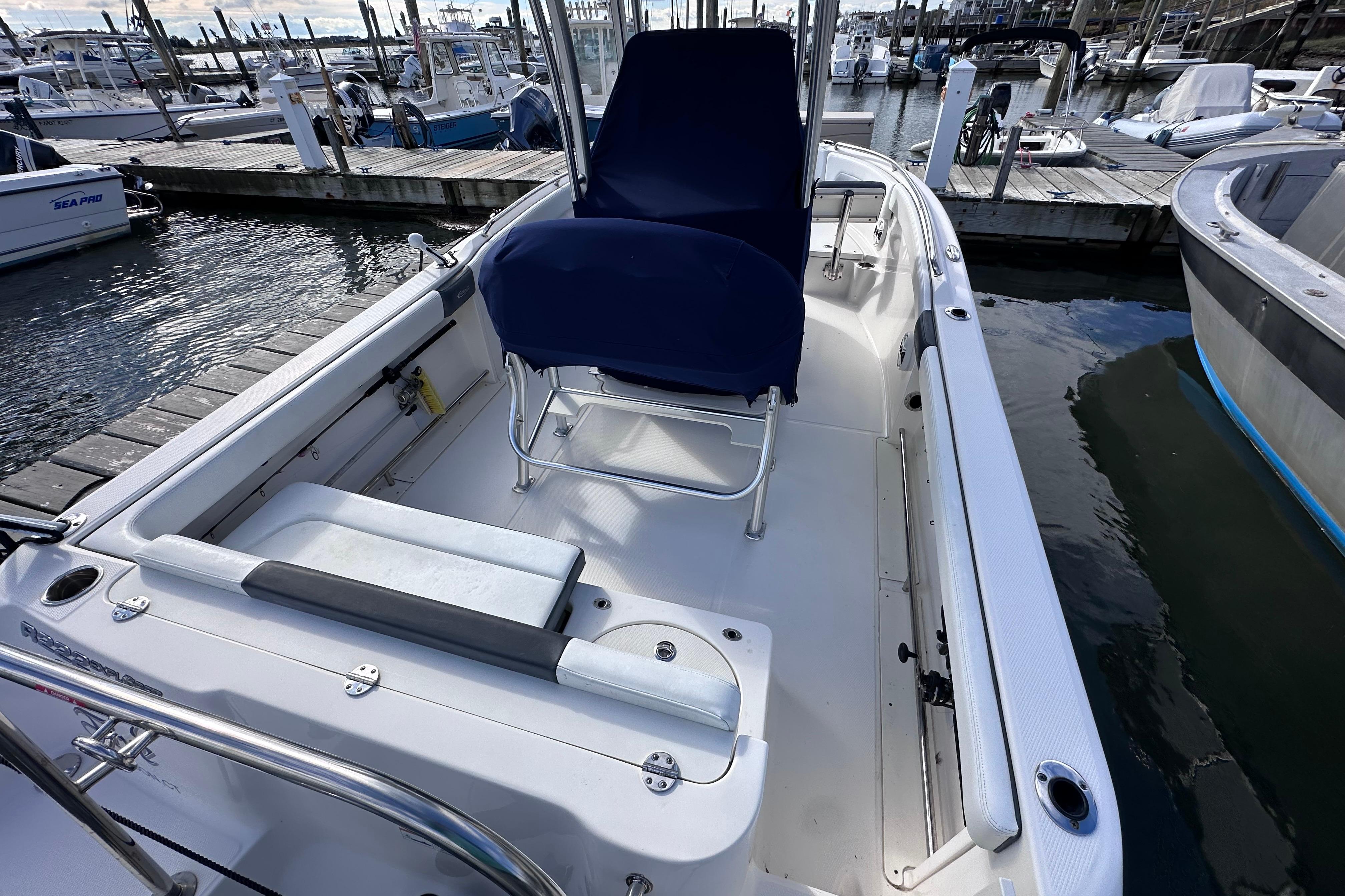 2019 Robalo R222 Explorer-14