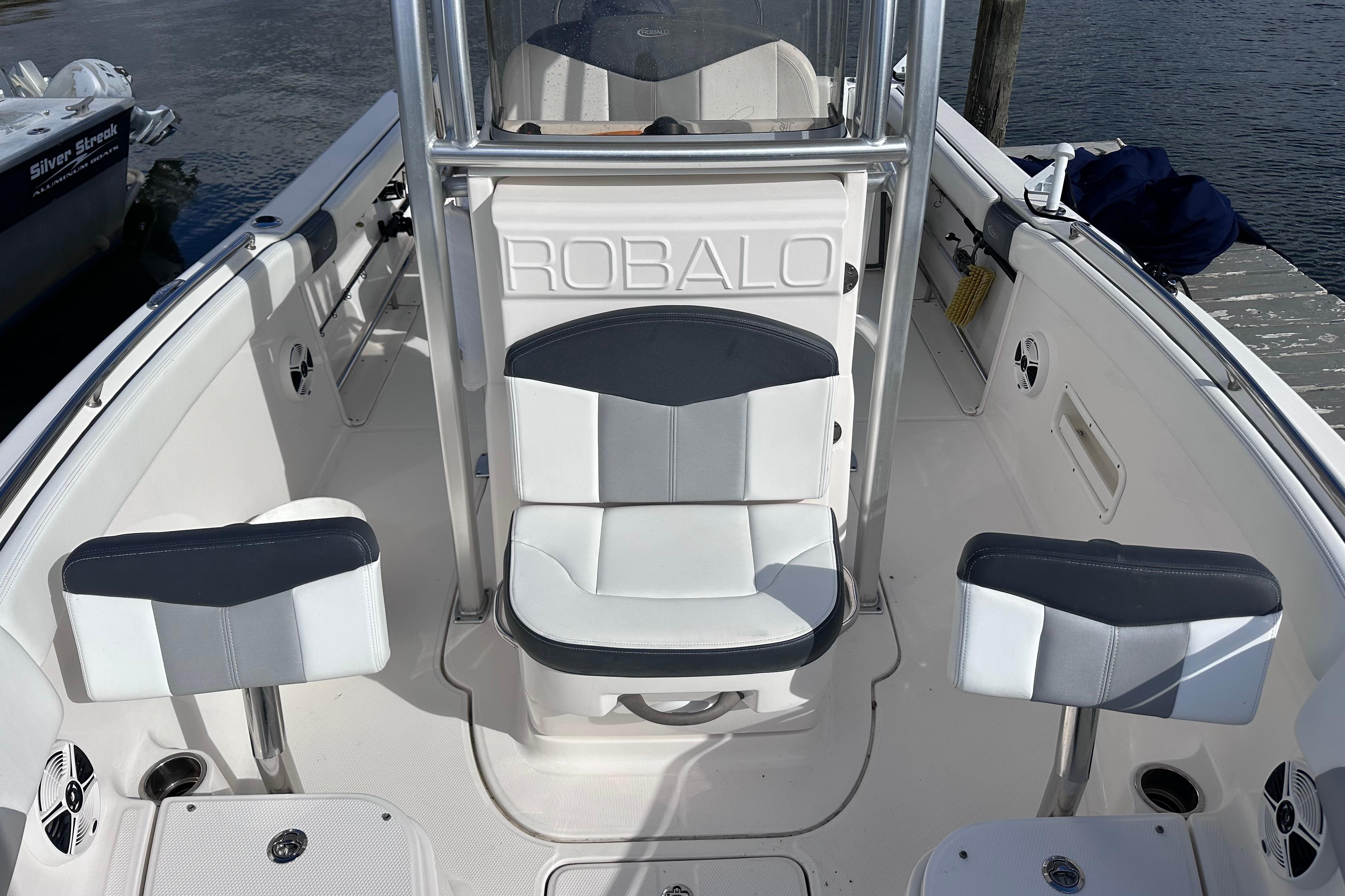2019 Robalo R222 Explorer-30