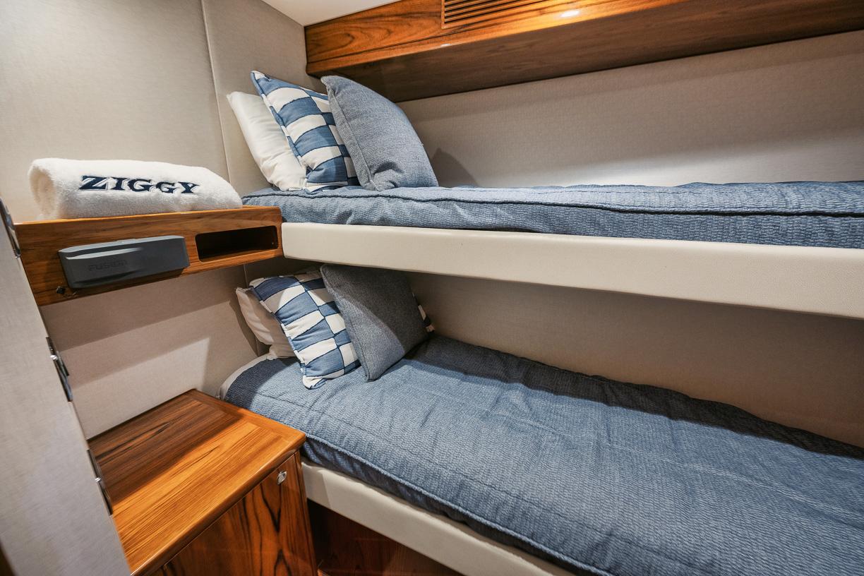 Hatteras 59 Ziggy - Guest Stateroom