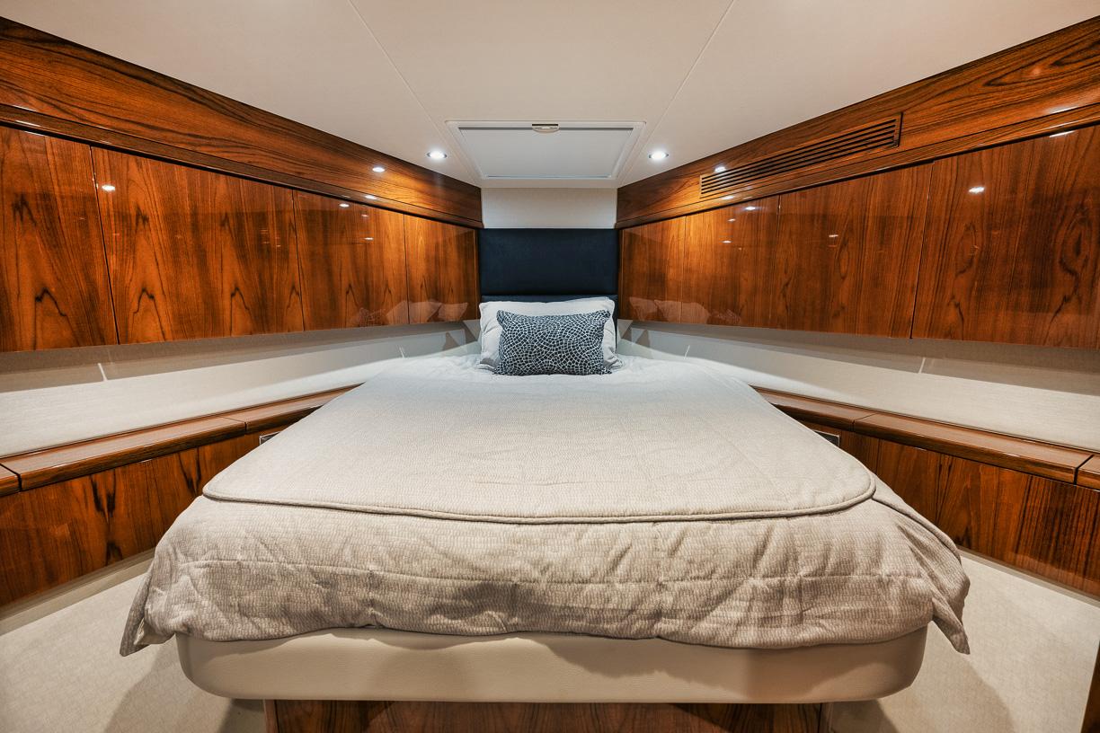 Hatteras 59 Ziggy - Forward Stateroom