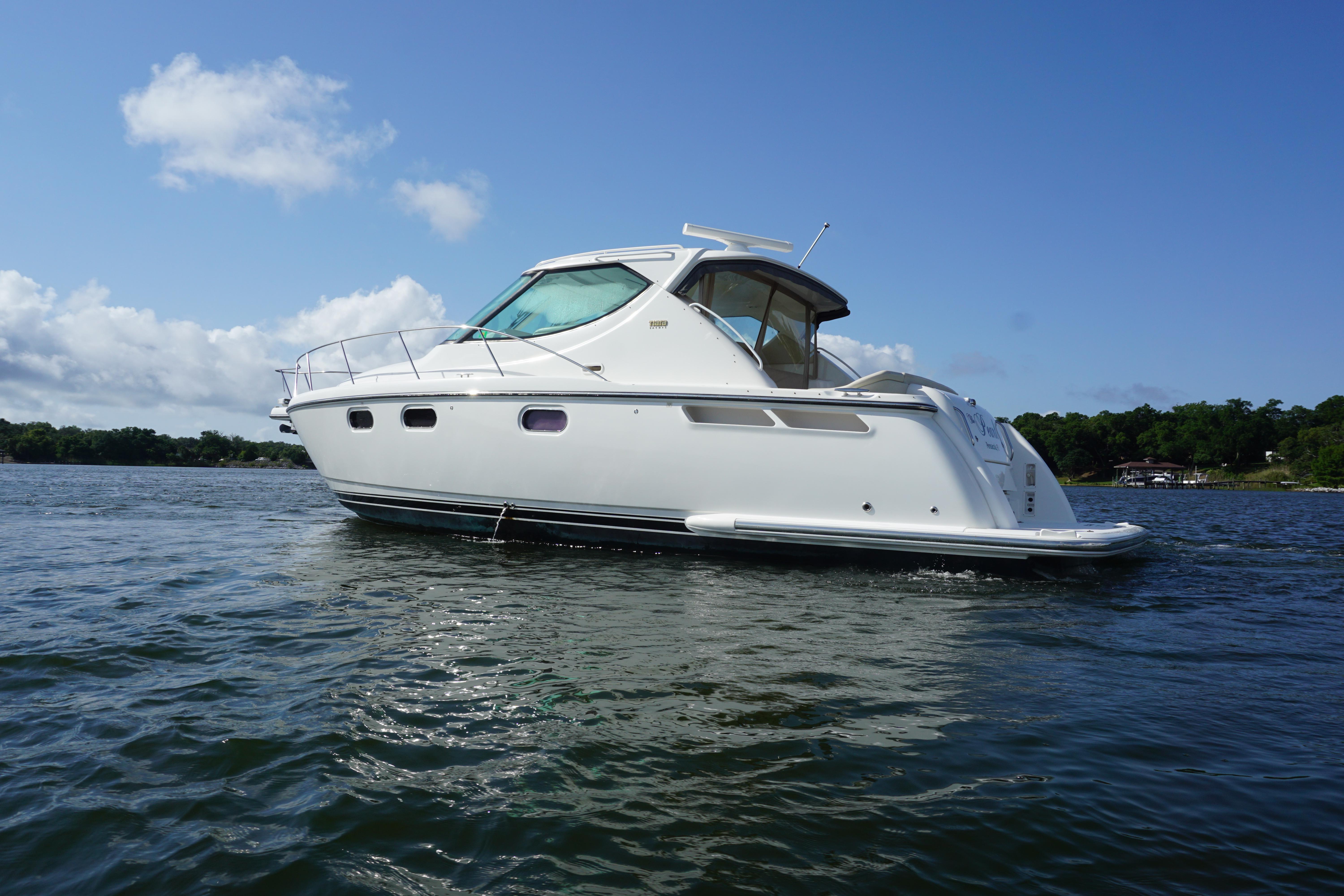 Tiara Yachts-3900 2007-The Pearl AL-US-2007 Tiara Yachts 3900 cruising on a calm lake under a clear blue sky.-9804631