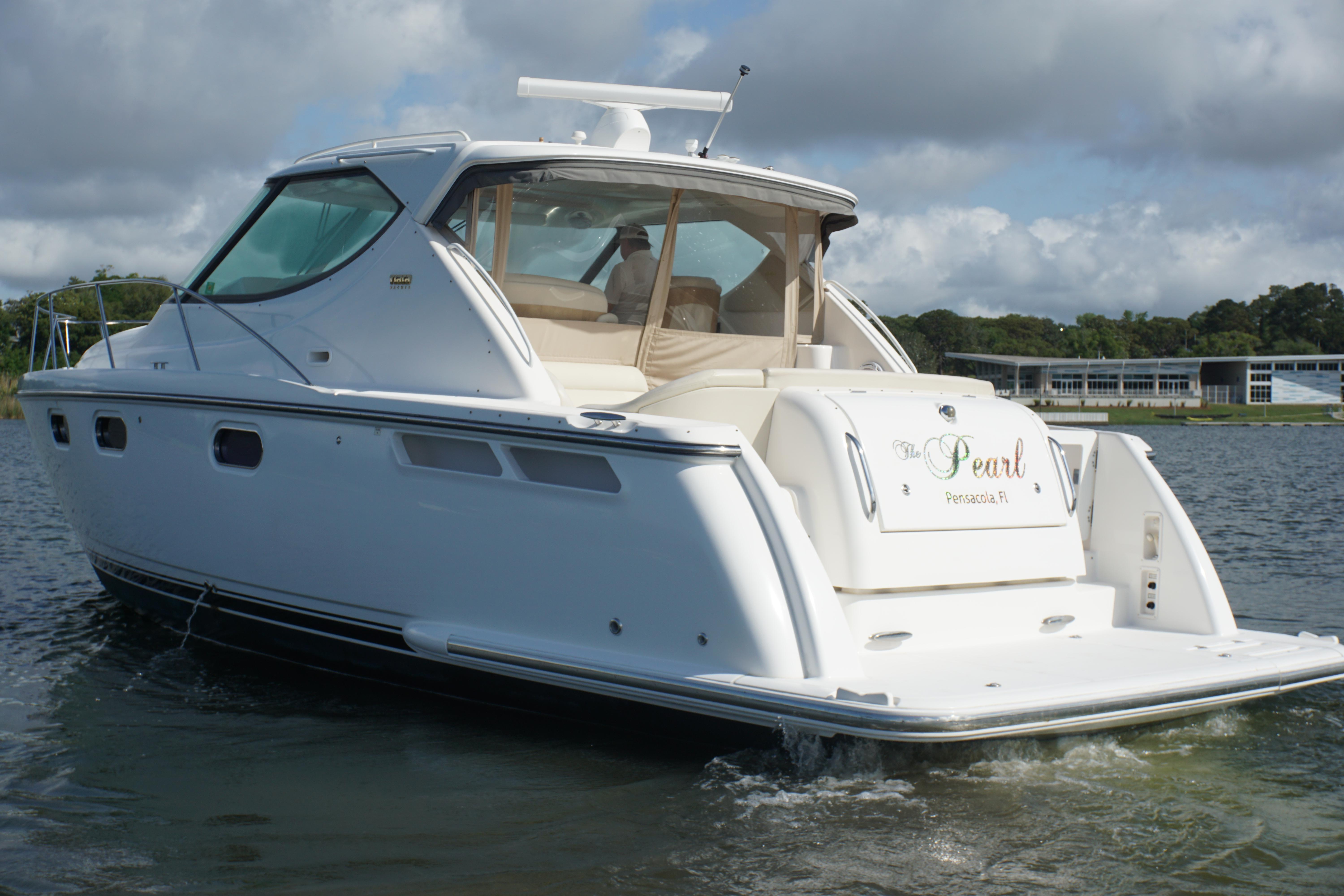 Tiara Yachts-3900 2007-The Pearl AL-US-2007 Tiara Yachts 3900 cruising on a calm lake under a cloudy sky.-9804631 | Thumbnail