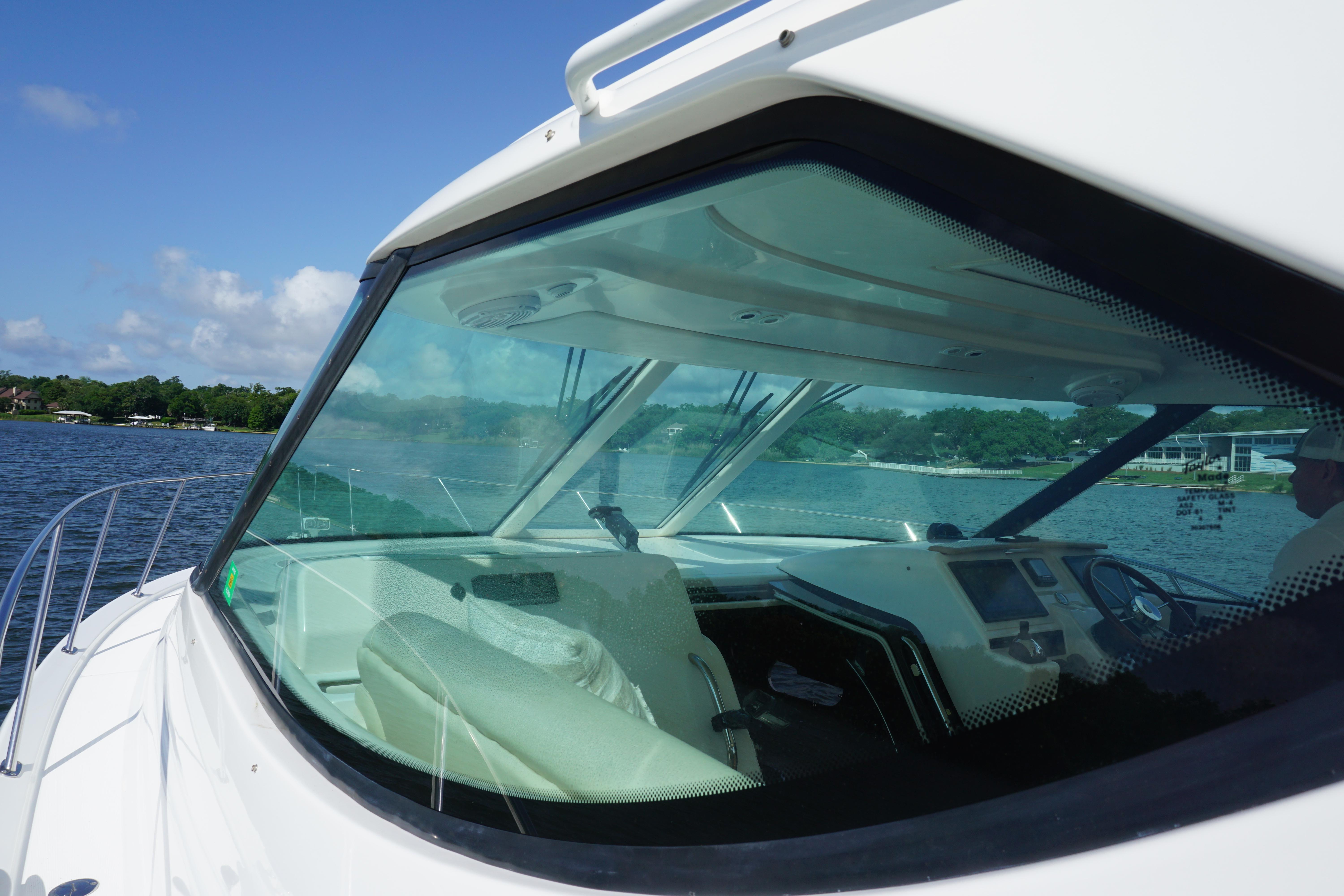 Tiara Yachts-3900 2007-The Pearl AL-US-2007 Tiara Yachts 3900 on water, showcasing cockpit and helm.-9804631 | Thumbnail