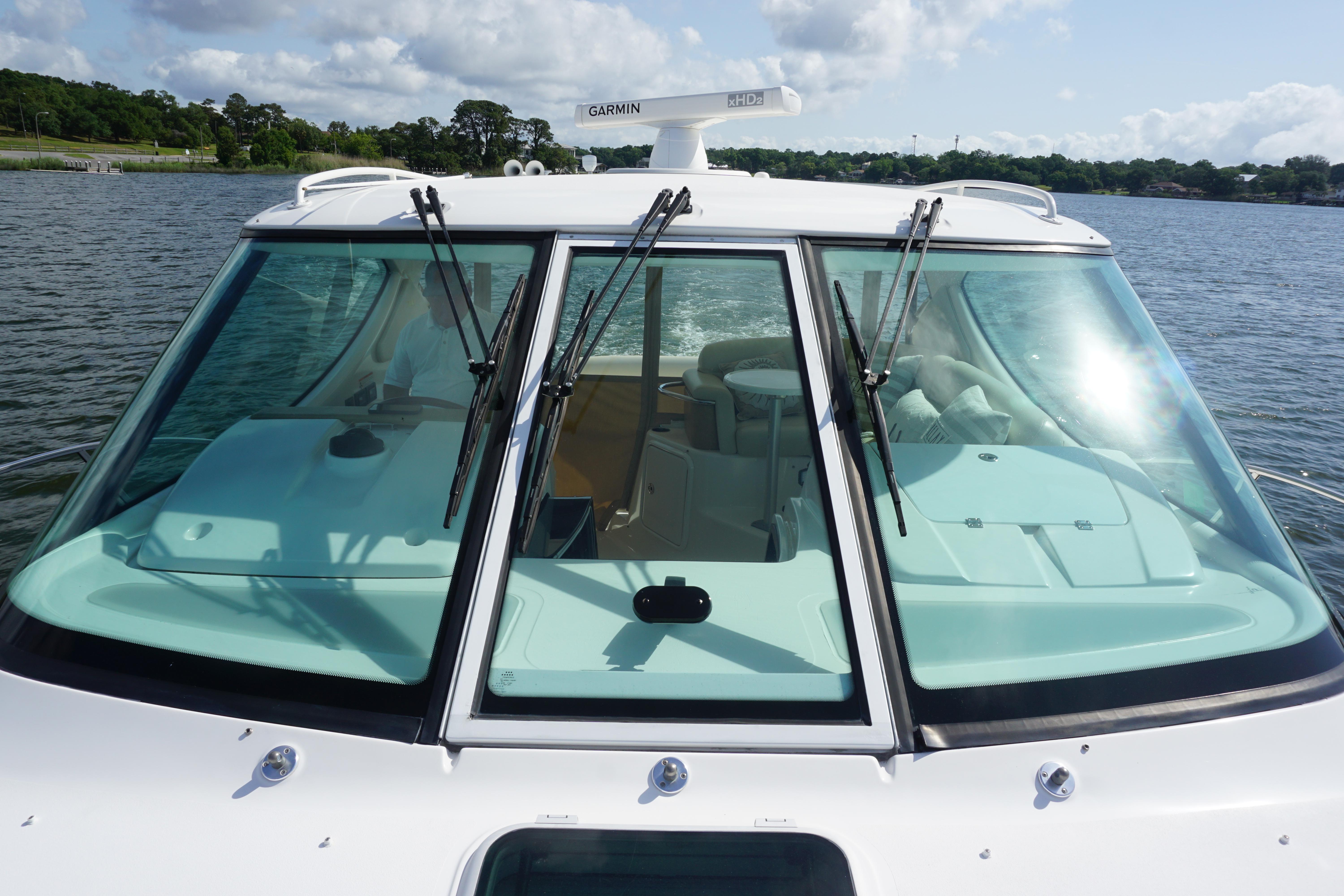 Tiara Yachts-3900 2007-The Pearl AL-US-2007 Tiara Yachts 3900 boat on water, front view with windshield and wipers.-9804631 | Thumbnail