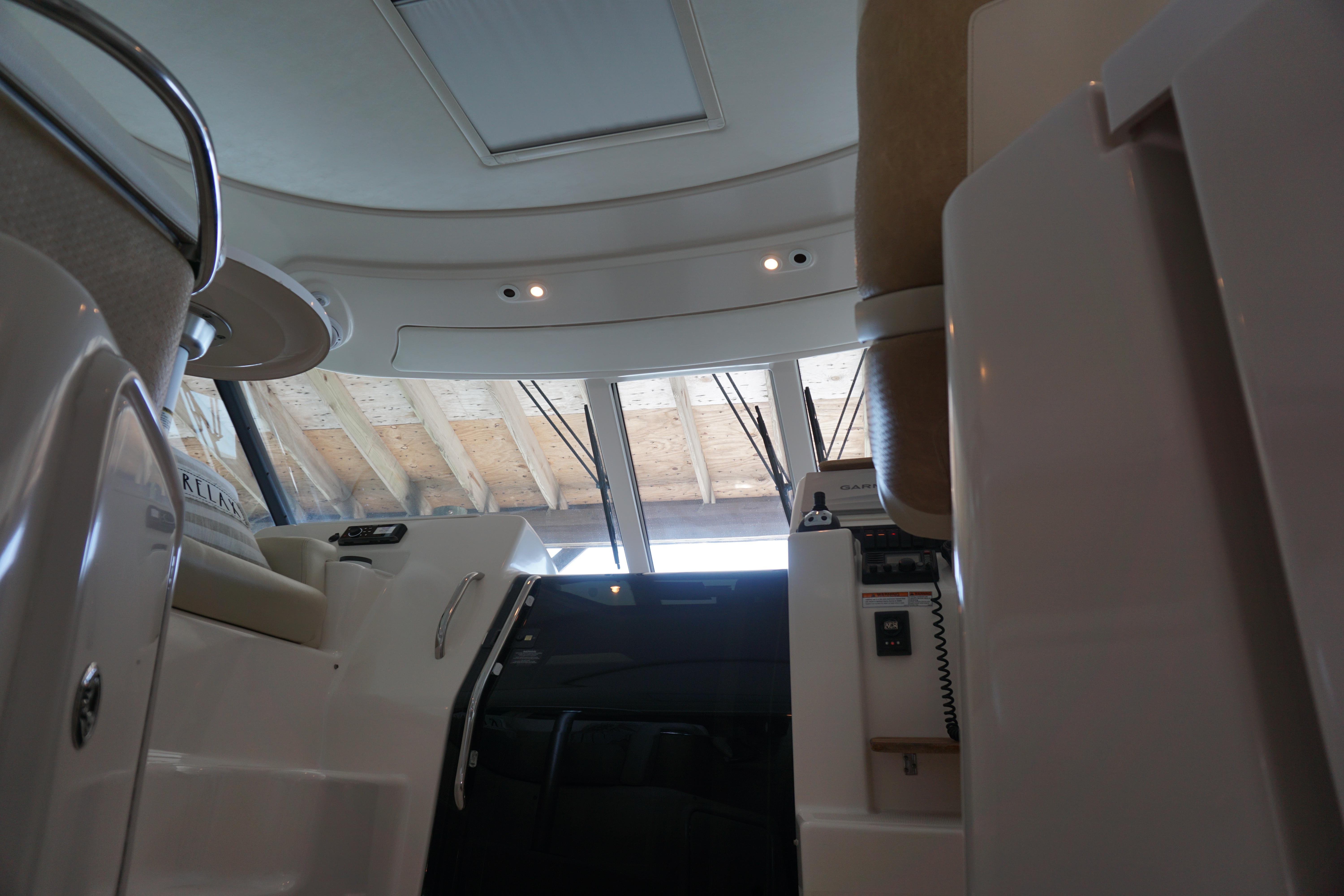 Tiara Yachts-3900 2007-The Pearl AL-US-Interior view of 2007 Tiara Yachts 3900, showcasing helm and seating area.-9804631 | Thumbnail