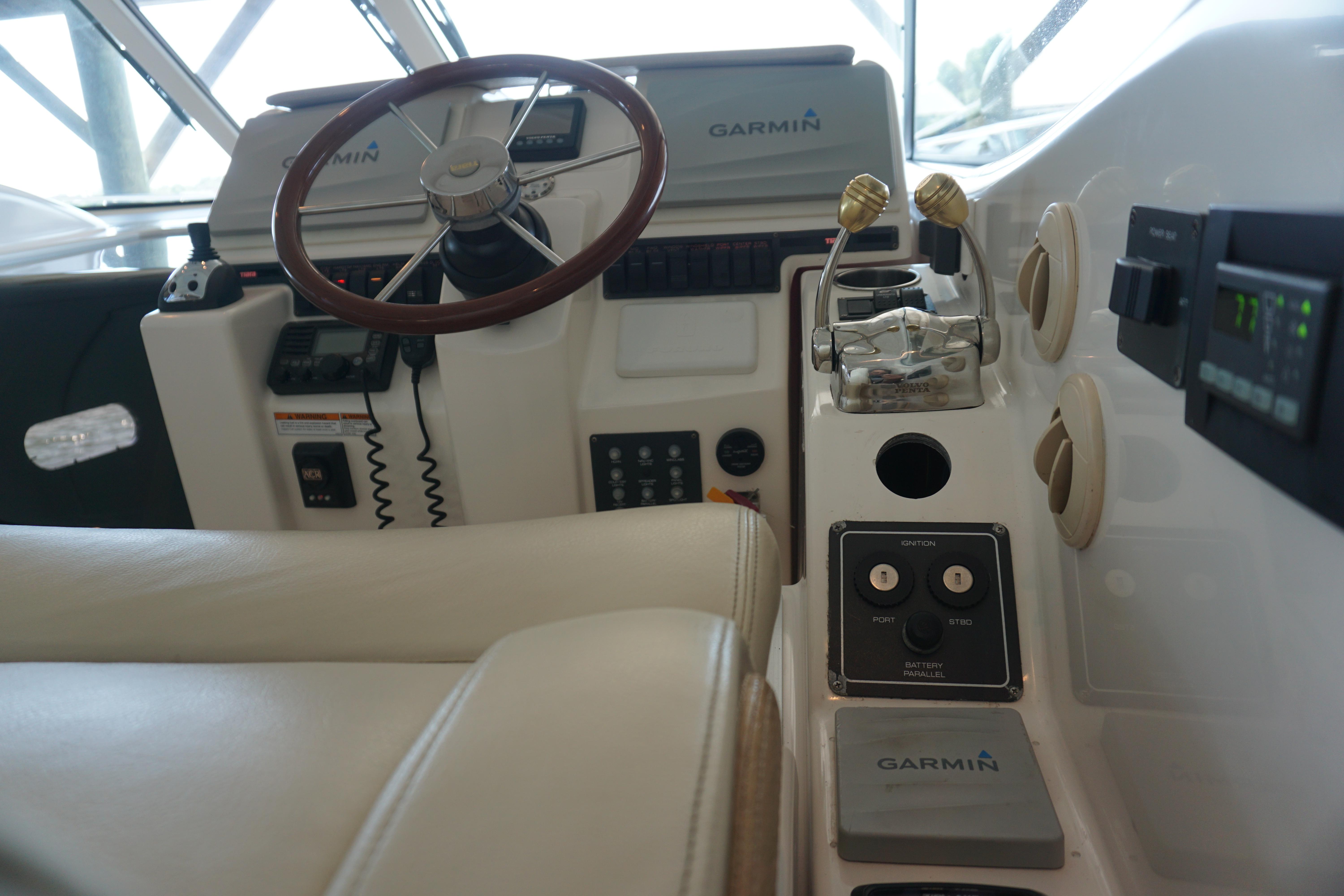 Tiara Yachts-3900 2007-The Pearl AL-US-2007 Tiara Yachts 3900 helm with Garmin navigation and dual throttle controls.-9804631 | Thumbnail
