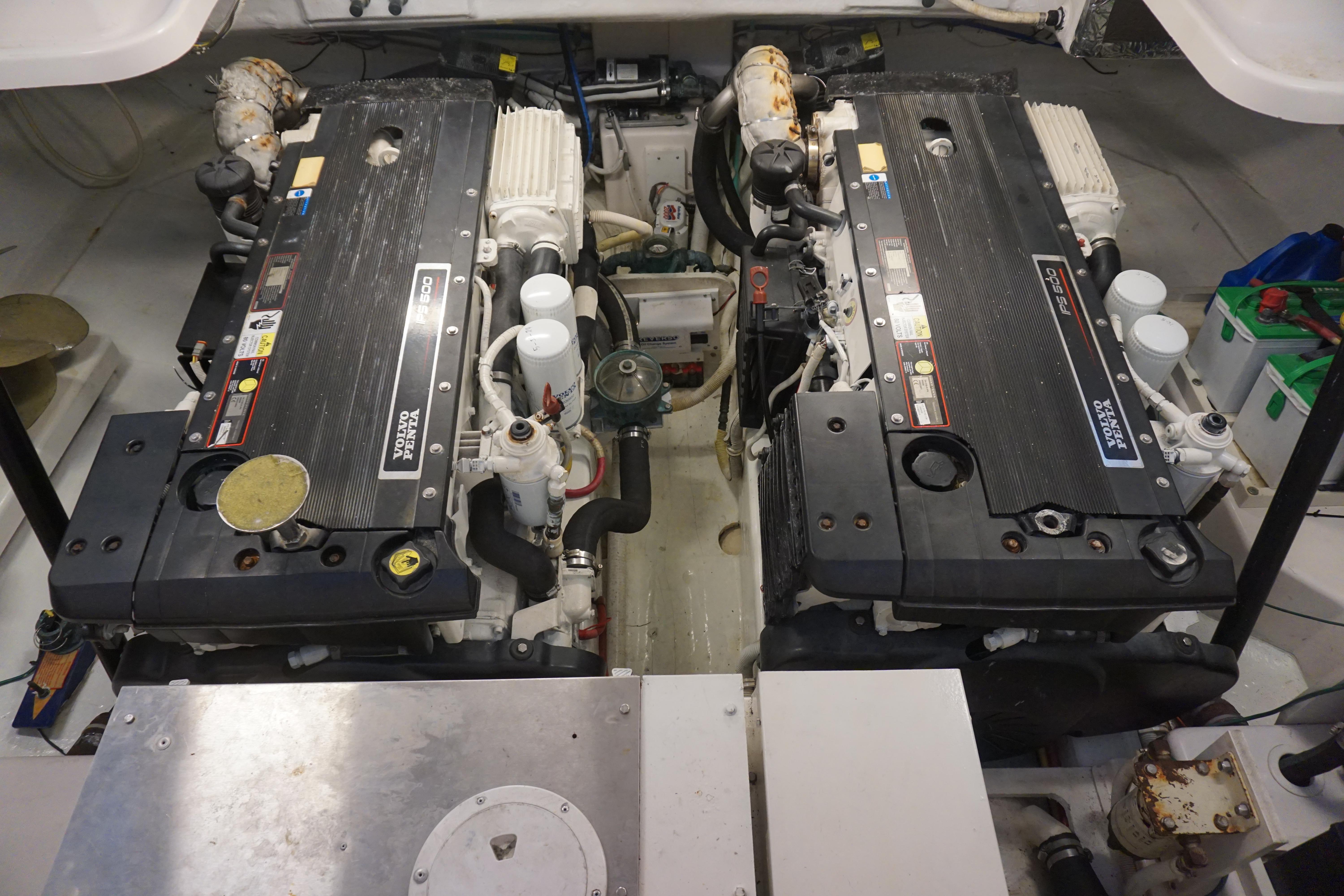 Tiara Yachts-3900 2007-The Pearl AL-US-Engine room of a 2007 Tiara Yachts 3900, featuring dual inboard engines.-9804631 | Thumbnail