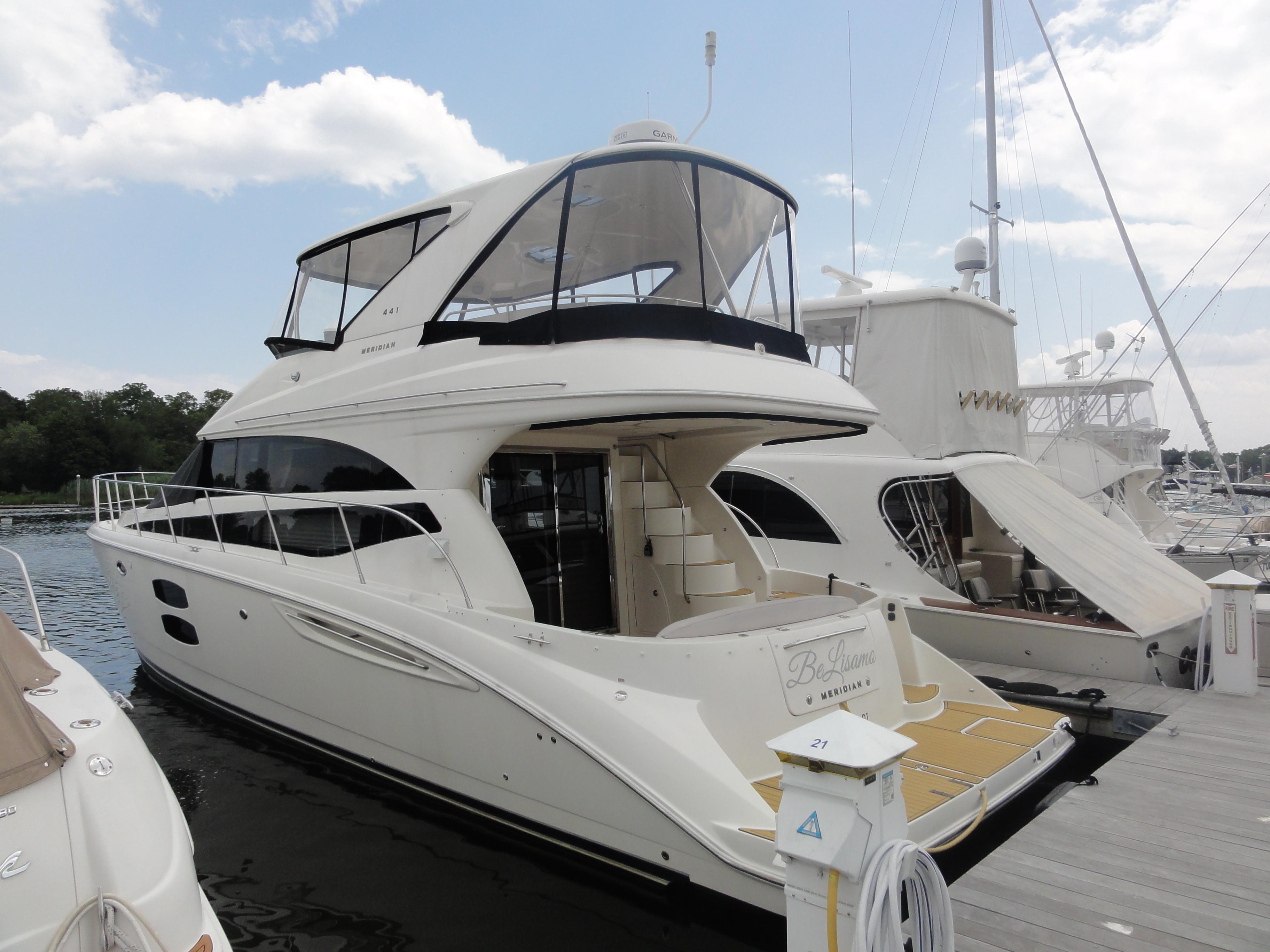 Meridian-441 Sedan 2009-Be Lisamo RI-US-2009 Meridian 441 Sedan yacht docked at marina, featuring sleek design and spacious upper deck.-9714633 | Thumbnail