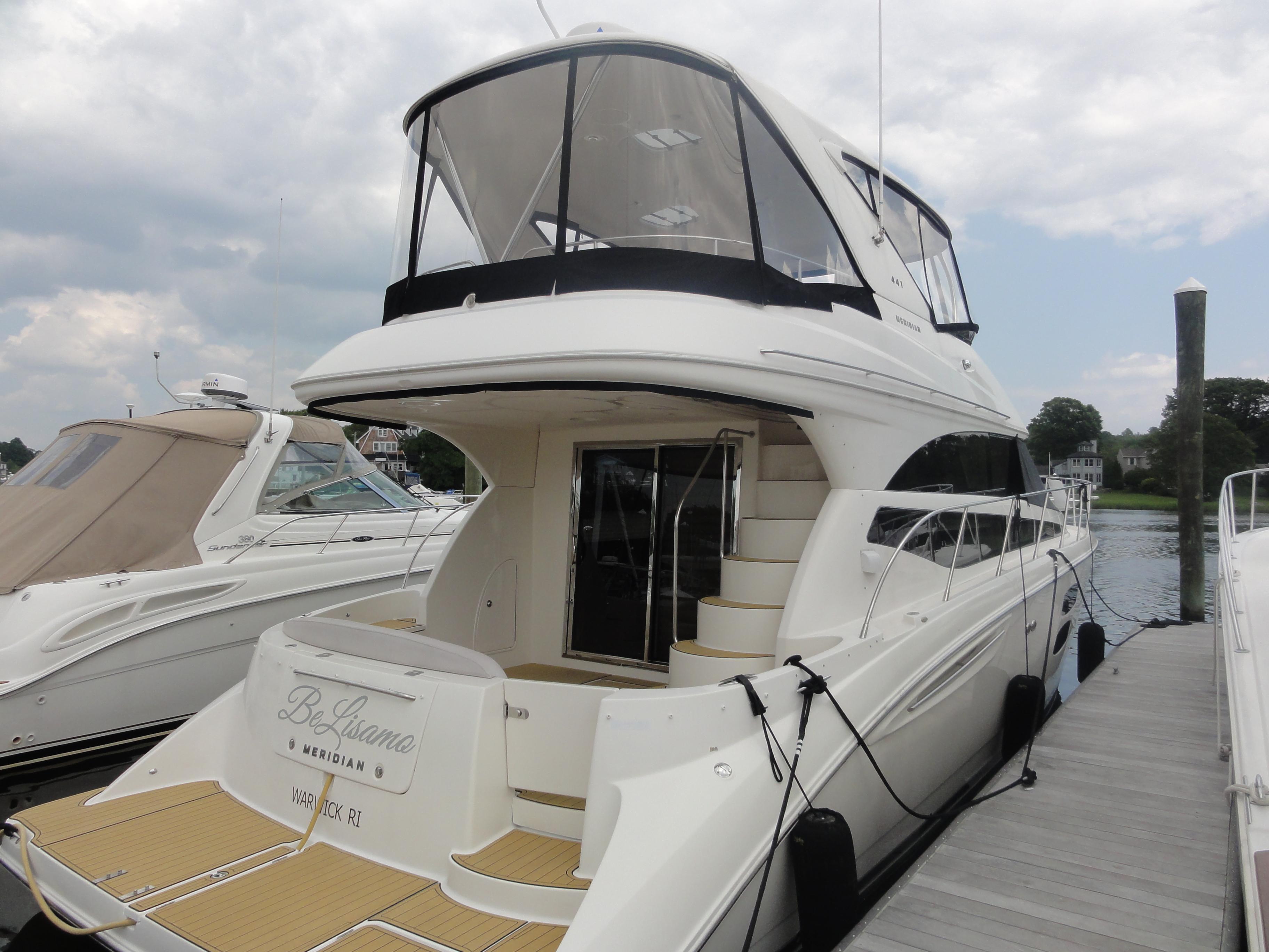 Meridian-441 Sedan 2009-Be Lisamo RI-US-2009 Meridian 441 Sedan yacht docked at marina, featuring sleek design and spacious deck.-9714633 | Thumbnail