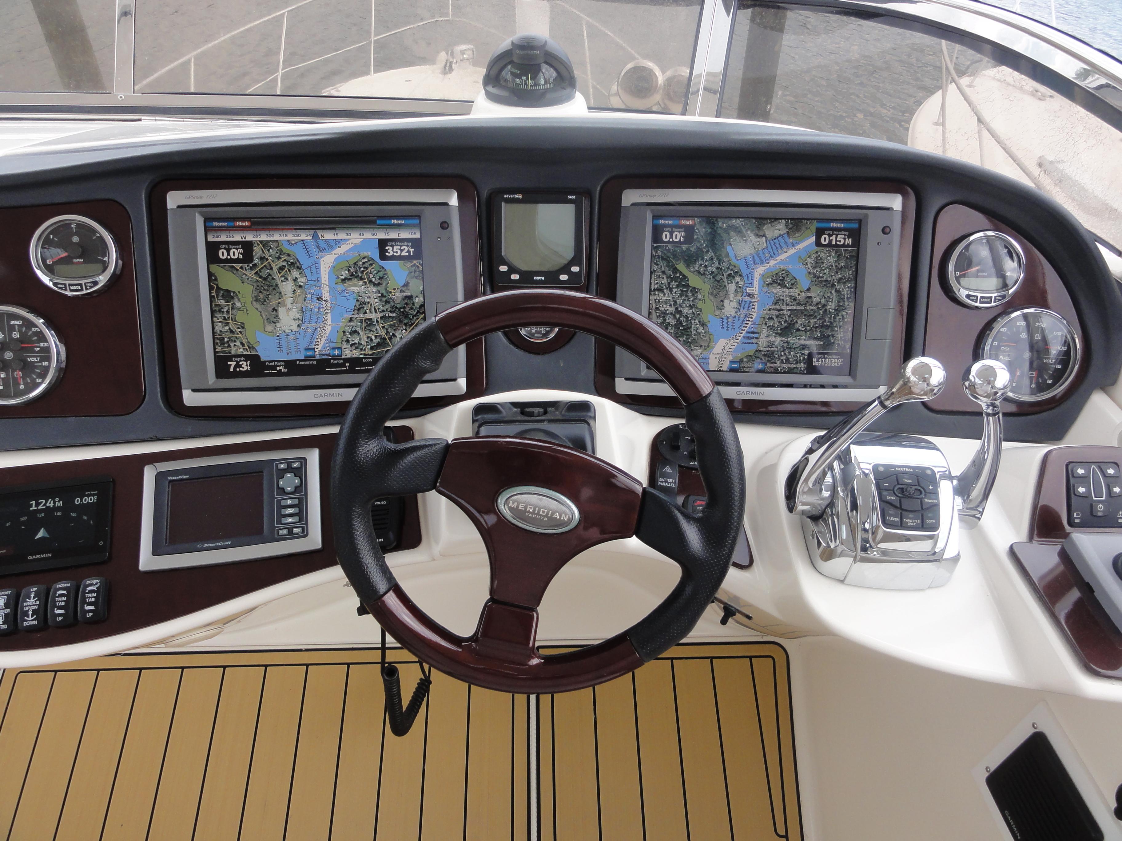 Meridian-441 Sedan 2009-Be Lisamo RI-US-2009 Meridian 441 Sedan helm with dual navigation screens and polished controls.-9714633 | Thumbnail