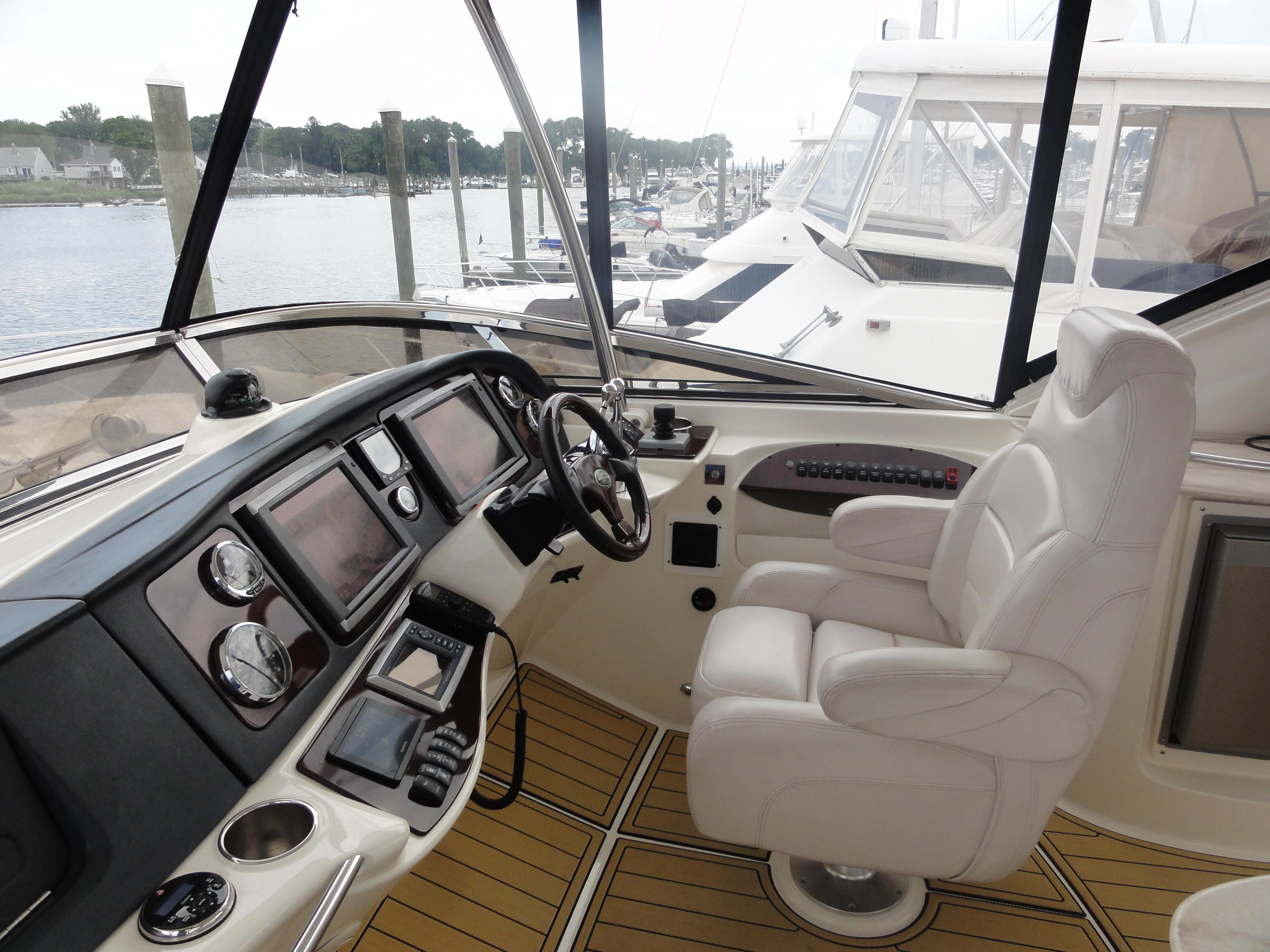 Meridian-441 Sedan 2009-Be Lisamo RI-US-2009 Meridian 441 Sedan helm with modern controls and comfortable captains chair.-9714633 | Thumbnail