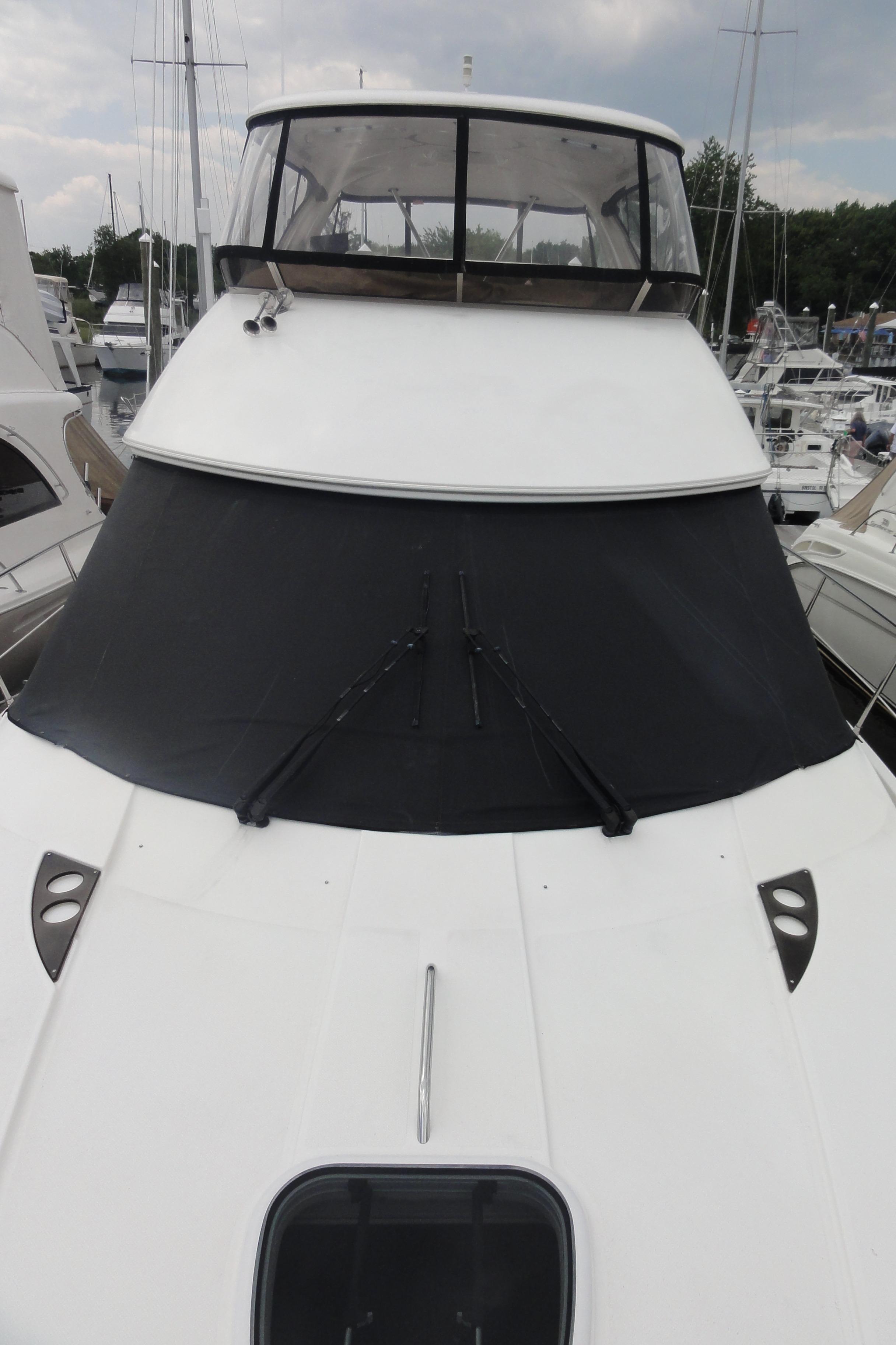 Meridian-441 Sedan 2009-Be Lisamo RI-US-2009 Meridian 441 Sedan yacht docked at marina, front view with covered windshield.-9714633 | Thumbnail