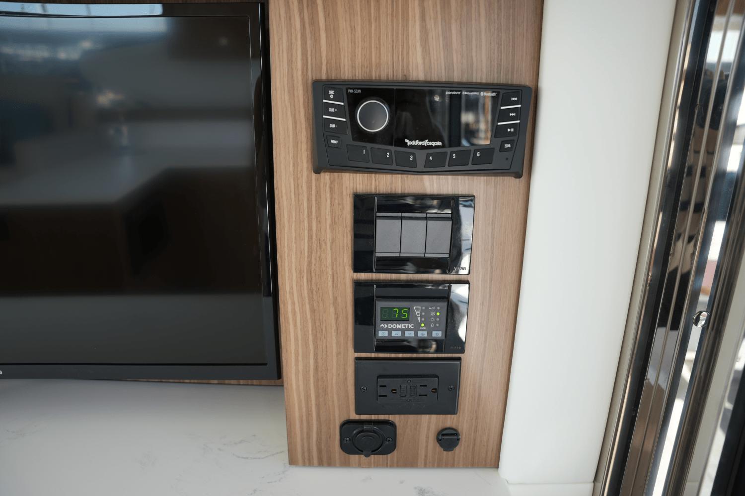 2025-cruisers-yachts-46-cantius-power-9554633-970313938-0-281020241337-64