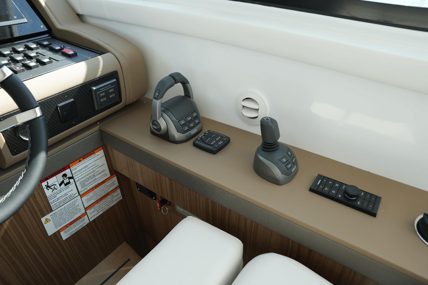 2025-cruisers-yachts-46-cantius-power-9554633-970313947-0-281020241336-3