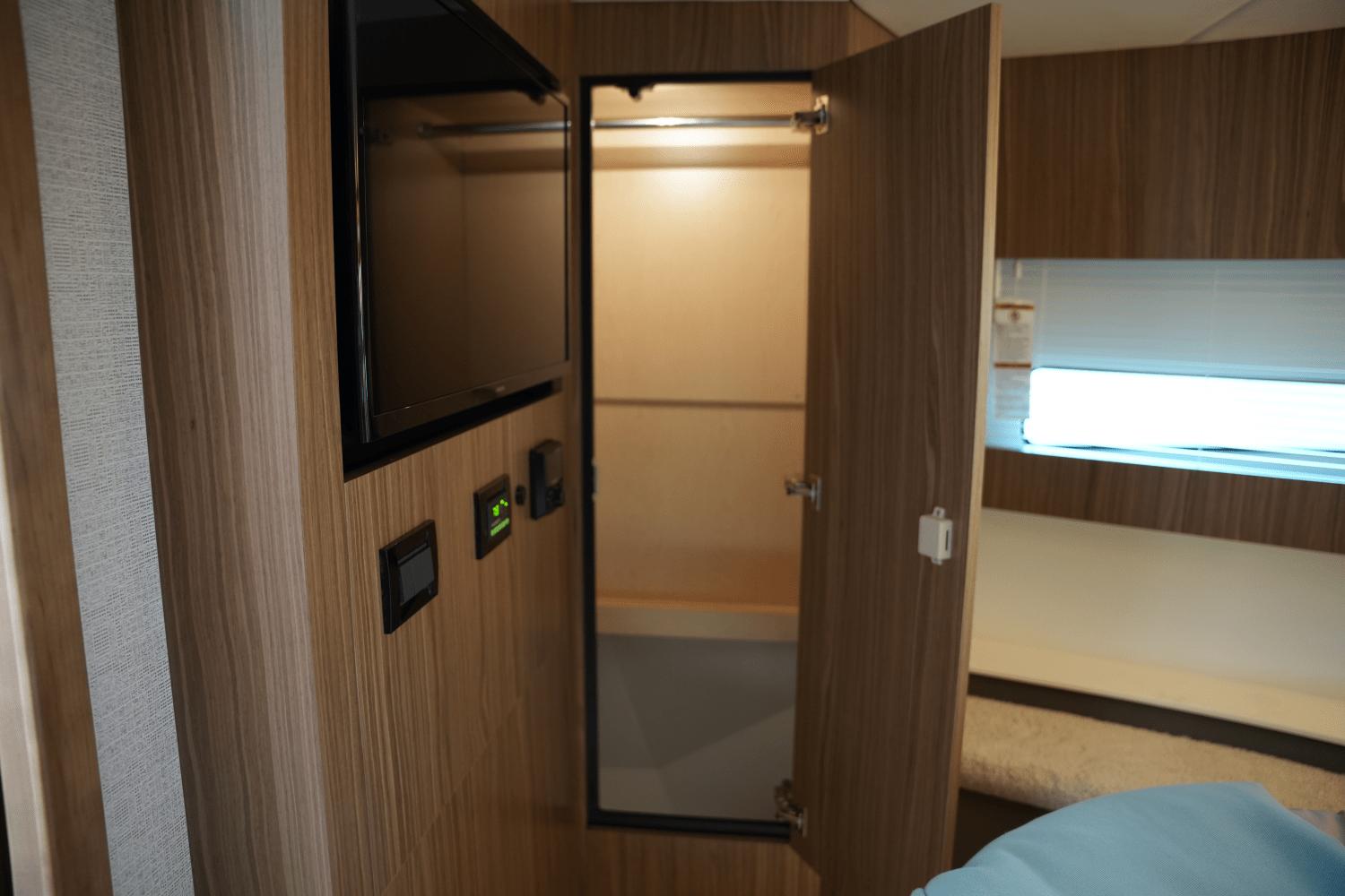 2025-cruisers-yachts-46-cantius-power-9554633-970313977-0-281020241336-18