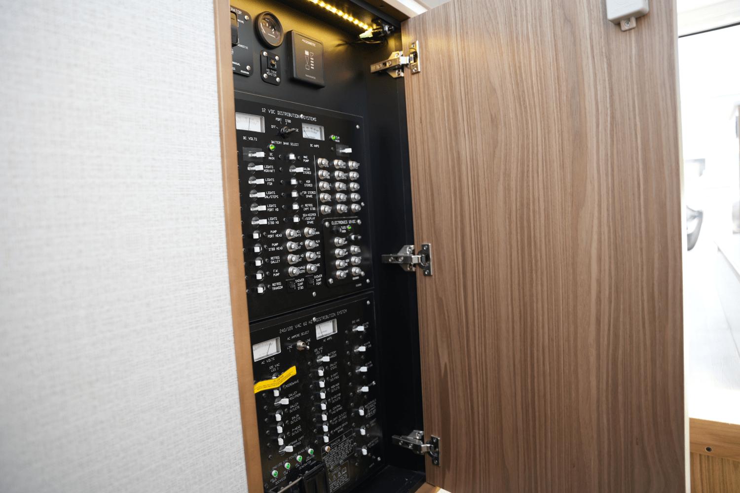2025-cruisers-yachts-46-cantius-power-9554633-970313978-0-281020241336-10