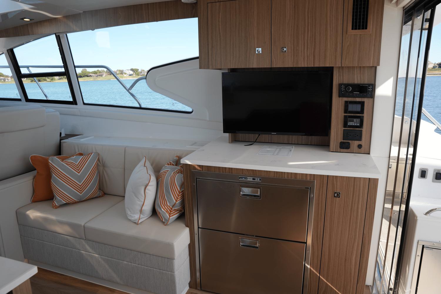 2025-cruisers-yachts-46-cantius-power-9554633-970935872-0-141120241442-17