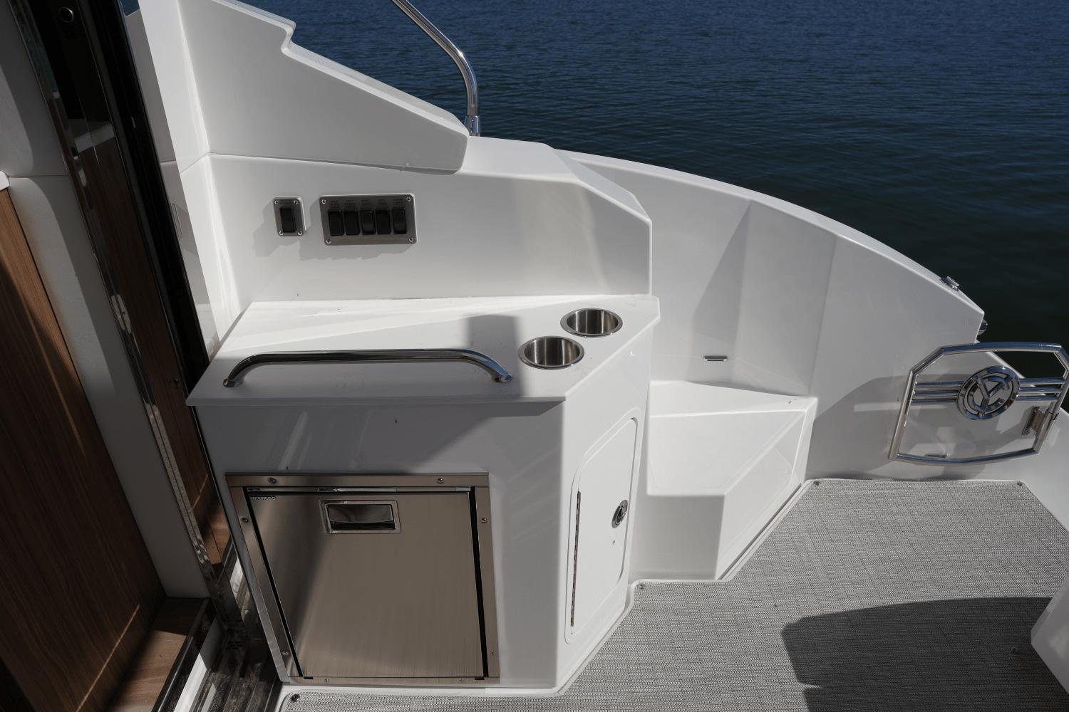 2025-cruisers-yachts-46-cantius-power-9554633-970935879-0-141120241442-2
