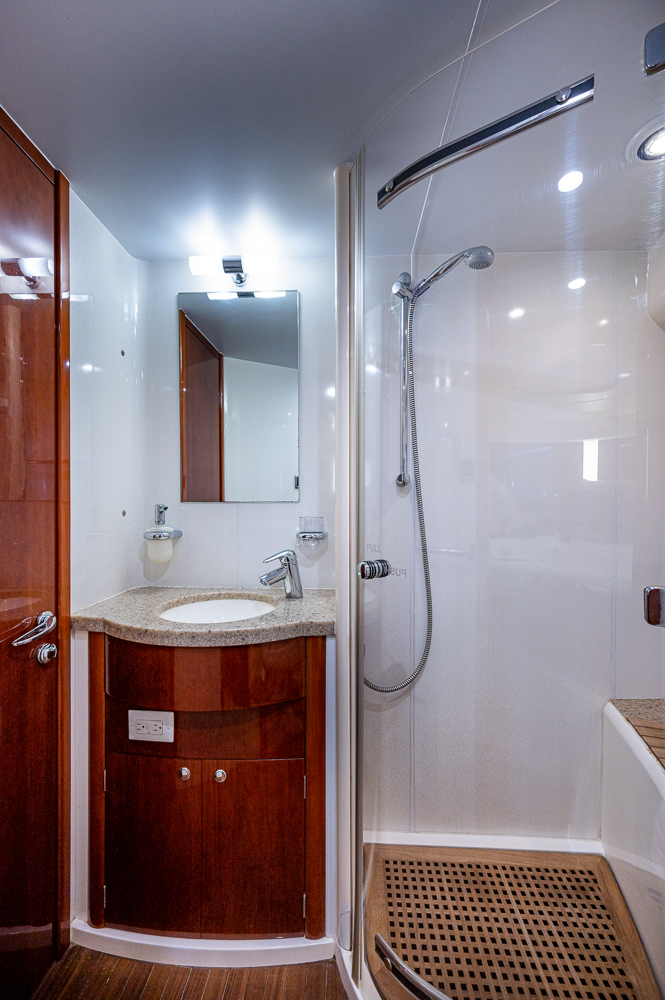 62 Fairline Targa, Guest head and shower pic 3