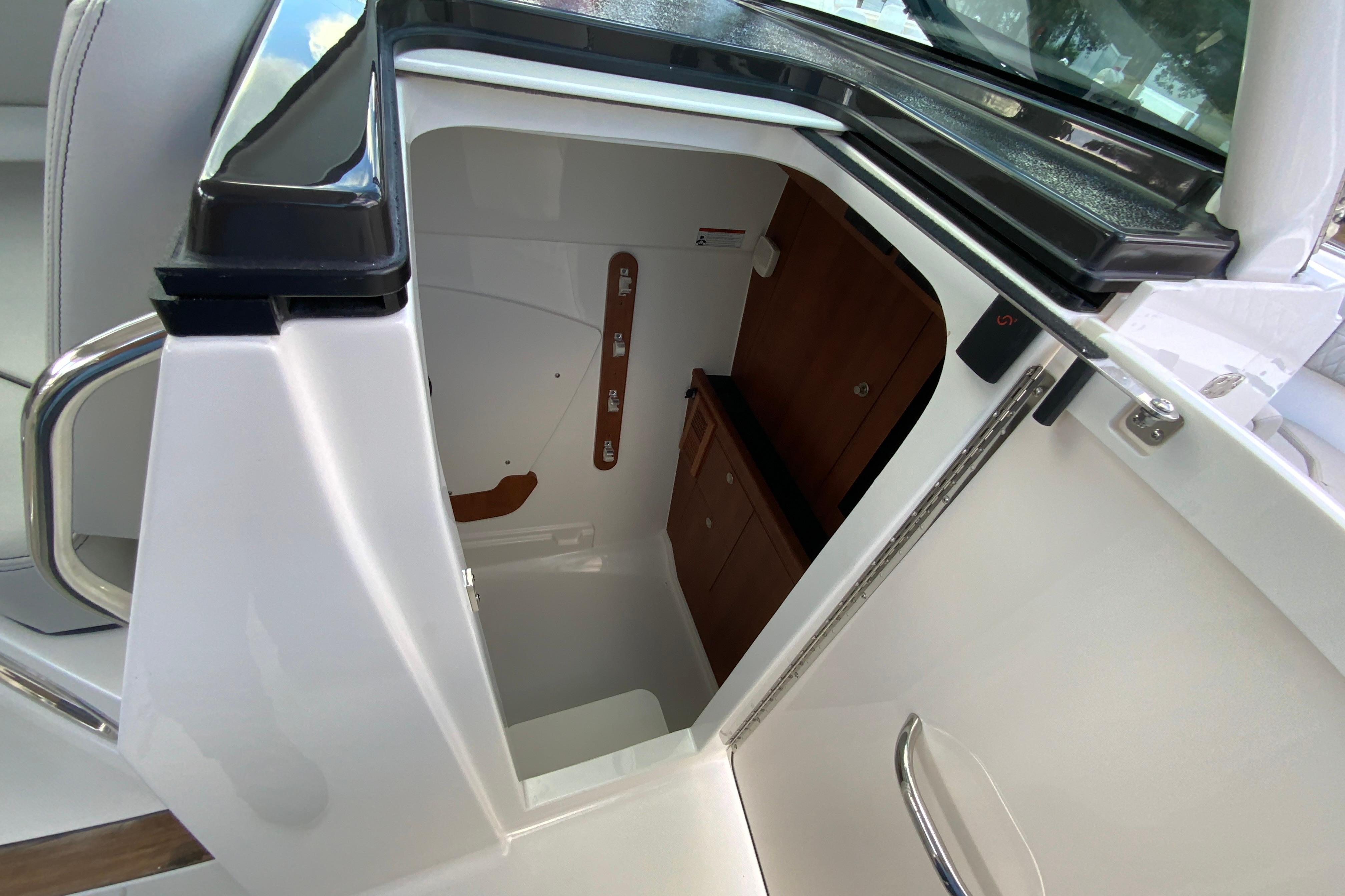 2026 Pursuit DC 326 Dual Console-43