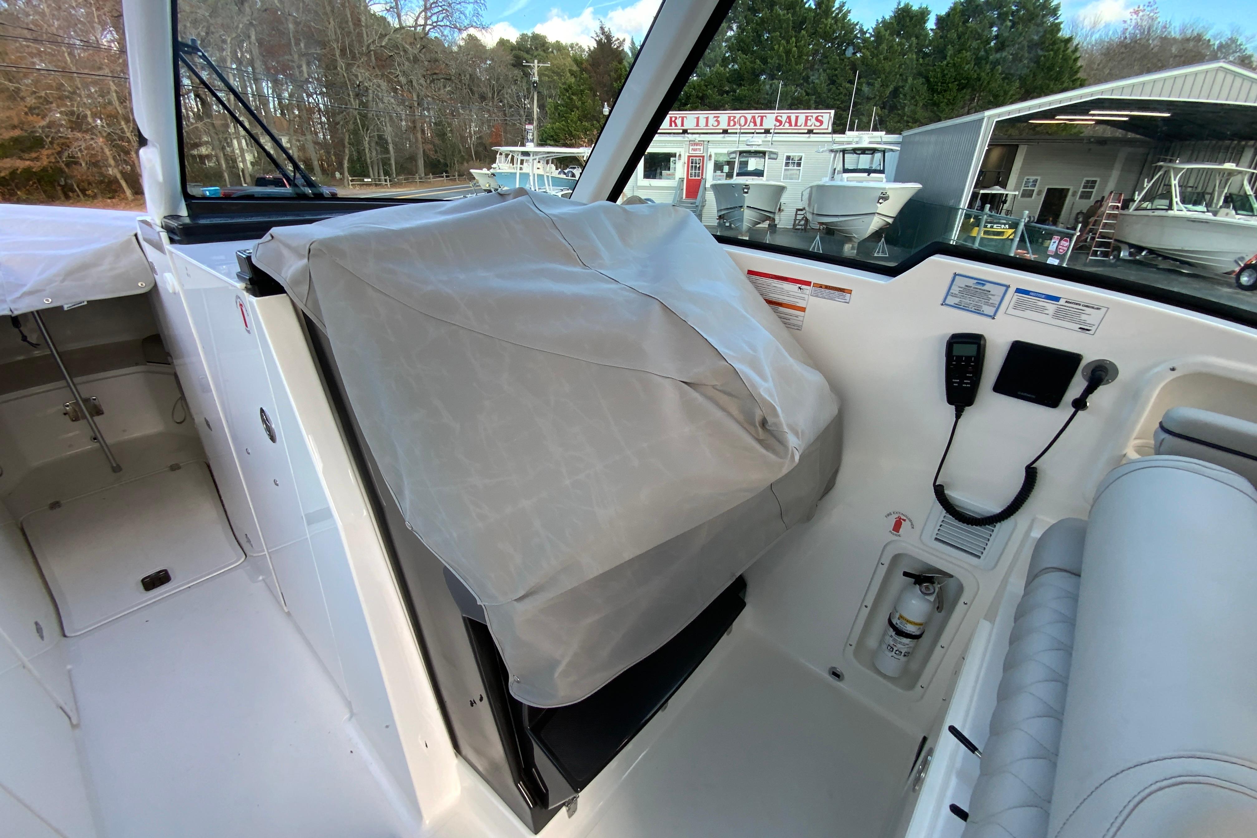 2026 Pursuit DC 326 Dual Console-66