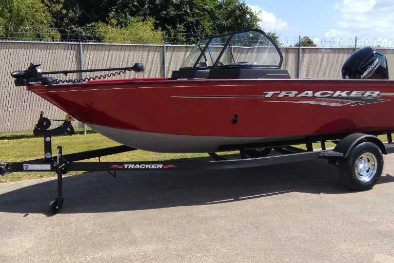 PRO GUIDE V-175 WT - TRACKER Deep V Fishing Boat