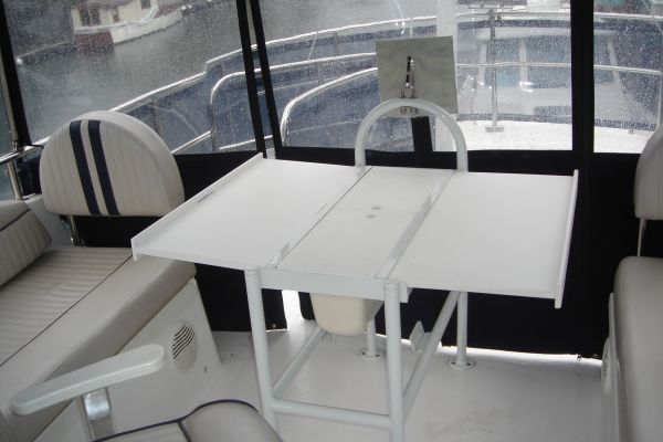 Flybridge ice box & lunch table