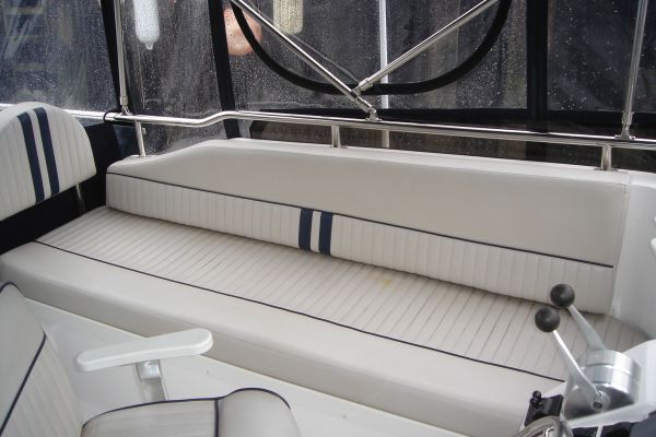 Flybridge port side settee