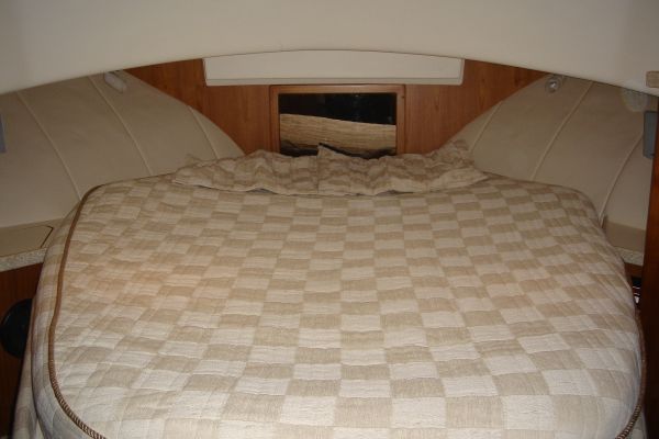 Island queen berth