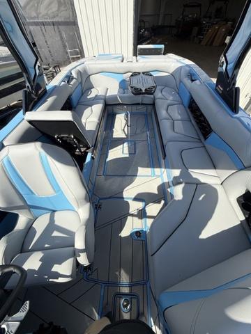 2025 Centurion Fe25 boat interior with blue and gray seating, modern design.