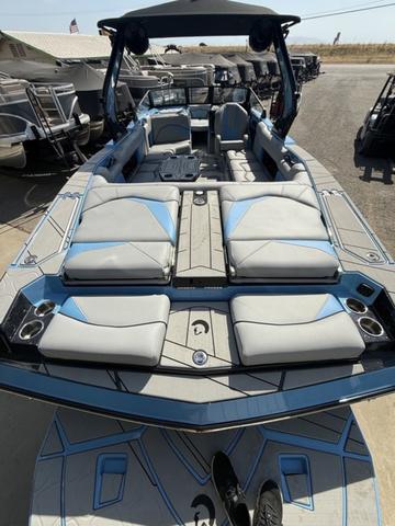 2025 Centurion Fe25 boat with spacious seating and modern design.