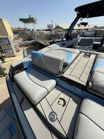 2025 Centurion Fe25 boat interior with gray and blue seating in a marina setting.
