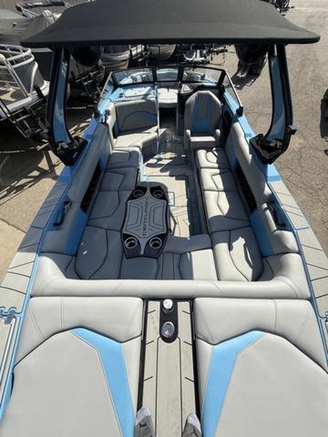 2025 Centurion Fe25 boat interior with spacious seating and modern design.