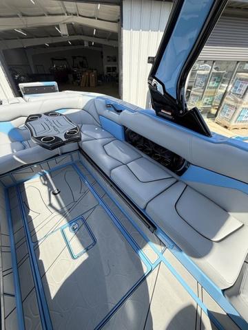 2025 Centurion Fe25 boat interior with sleek seating and modern design.