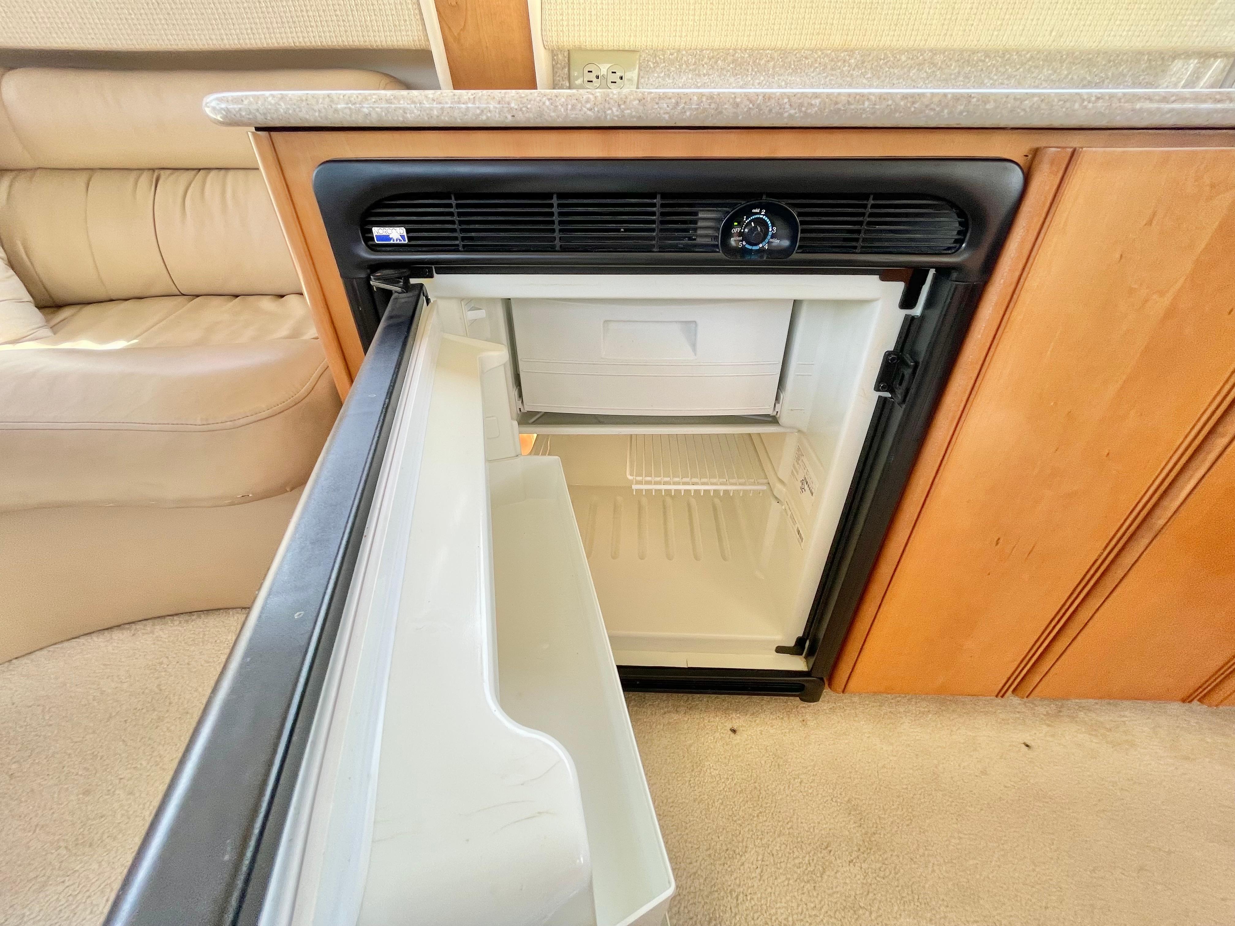 2003-meridian-341-sedan-power-9784673-20250506164344332-1_XLARGE