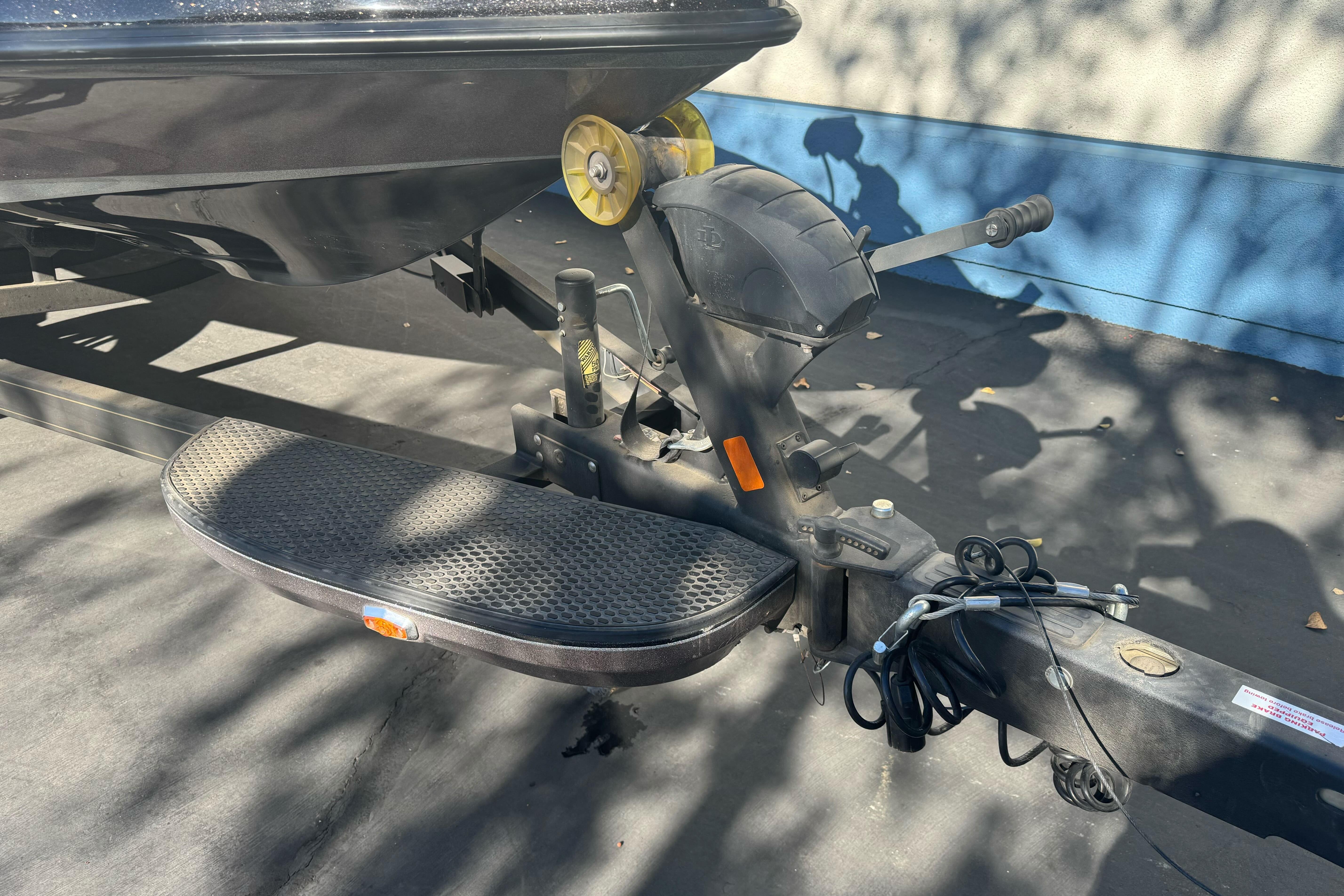 2020 Ranger Z521C Ranger Cup Equipped boat trailer hitch and step detail.