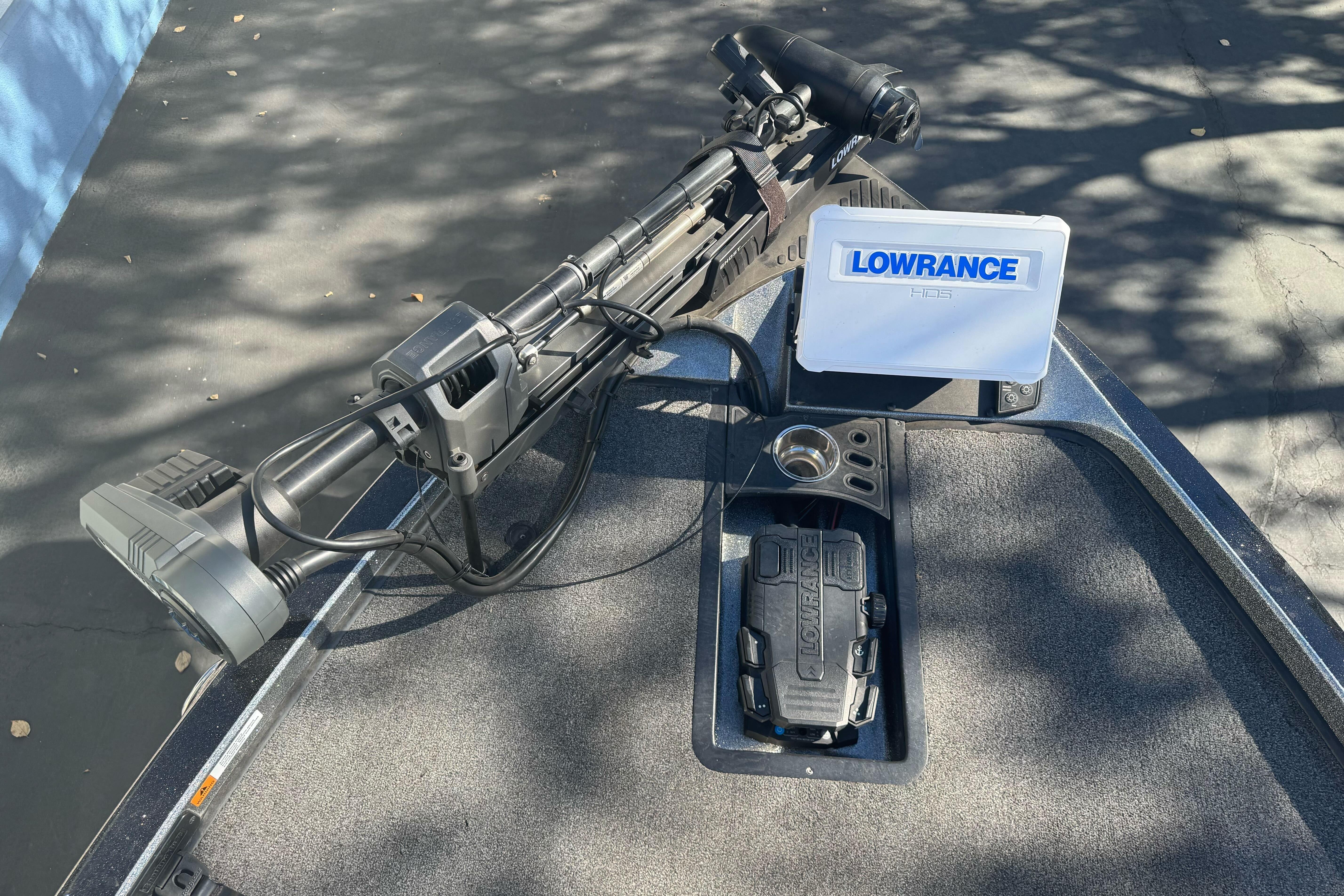 2020 Ranger Z521C boat deck with Lowrance HDS fishfinder and trolling motor.
