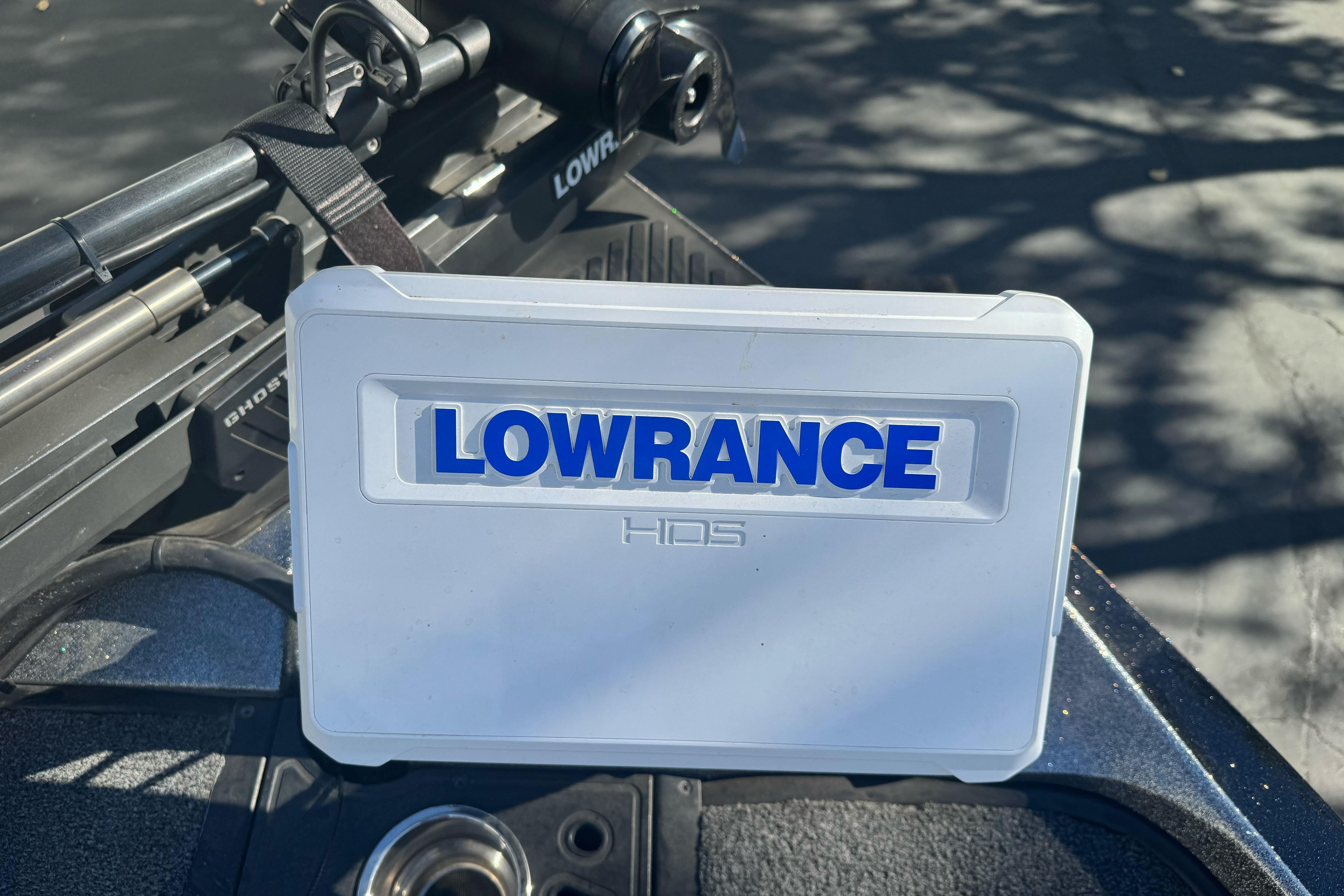 2020 Ranger Z521C boat with Lowrance HDS fishfinder on deck.