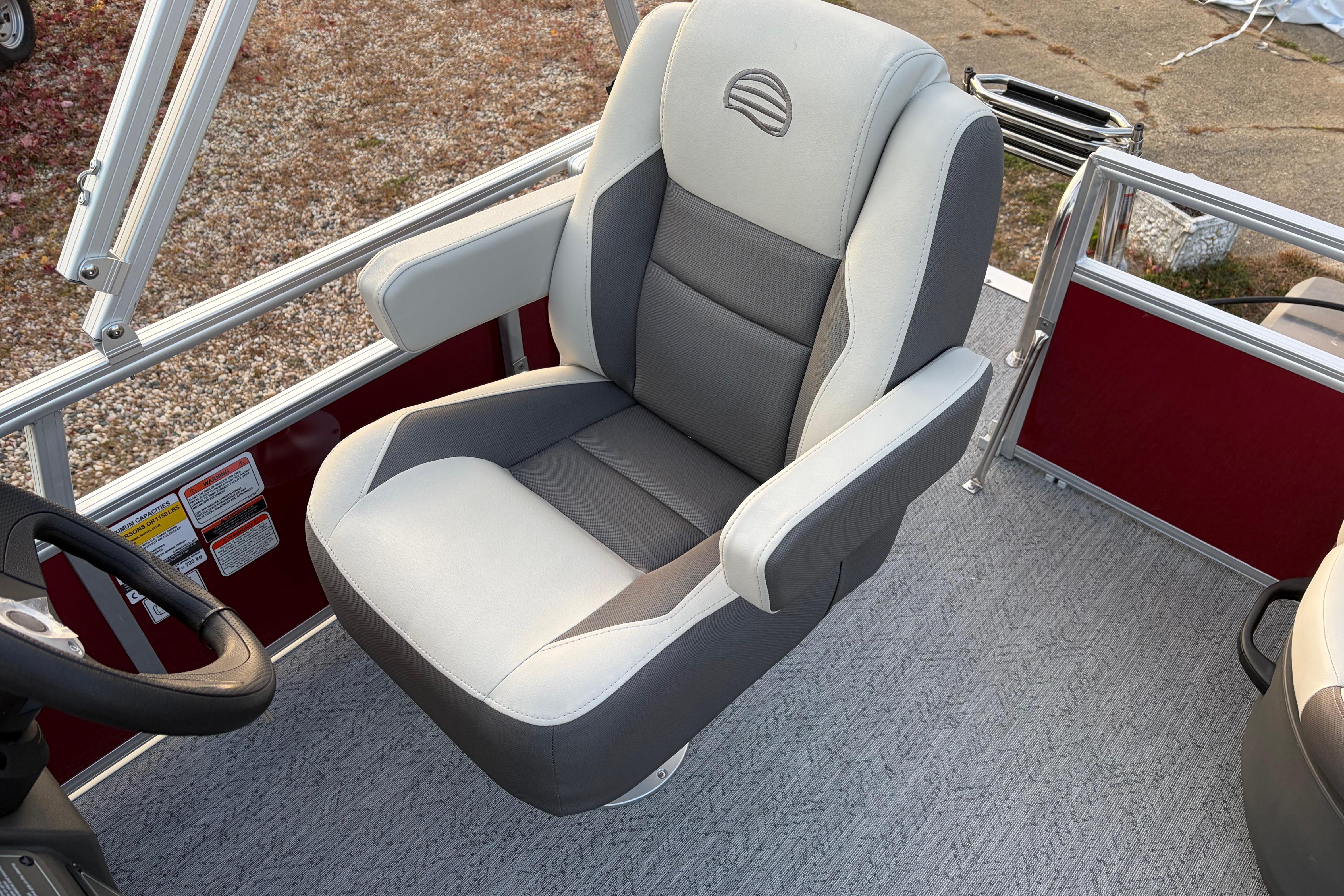 Captain's chair on 2026 Sun Tracker Bass Buggy 16 XL Select pontoon boat.