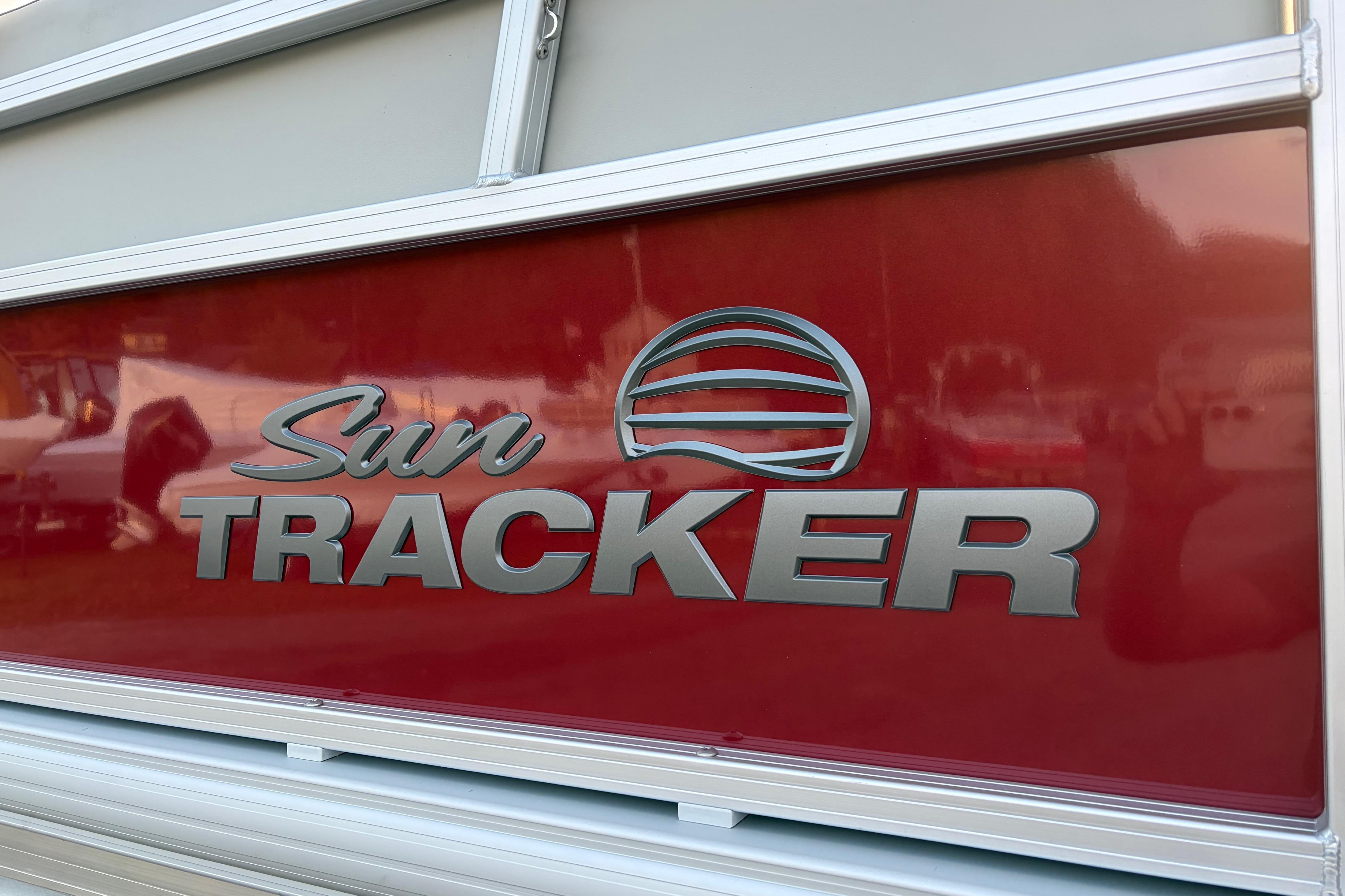 Sun Tracker Bass Buggy 16 XL Select 2026 logo on red background.