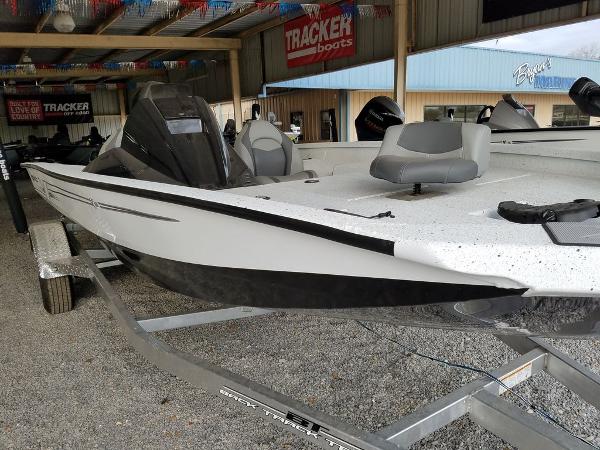 2021 Xpress boat for sale, model of the boat is X18Pro & Image # 6 of 10