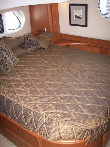 Master Stateroom with Island Berth