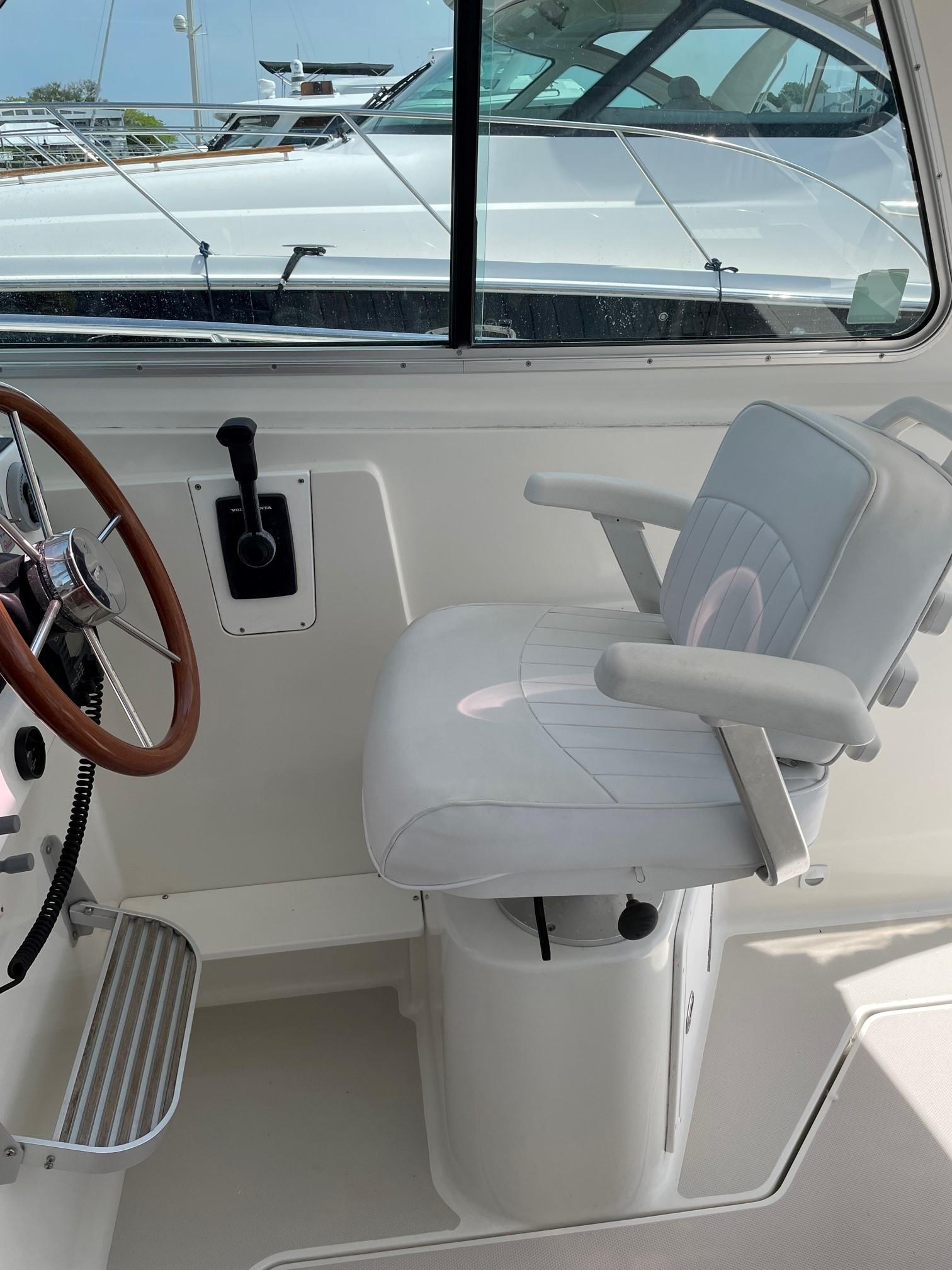 29 ft Back Cove 29 Hardtop Express Helm Seat