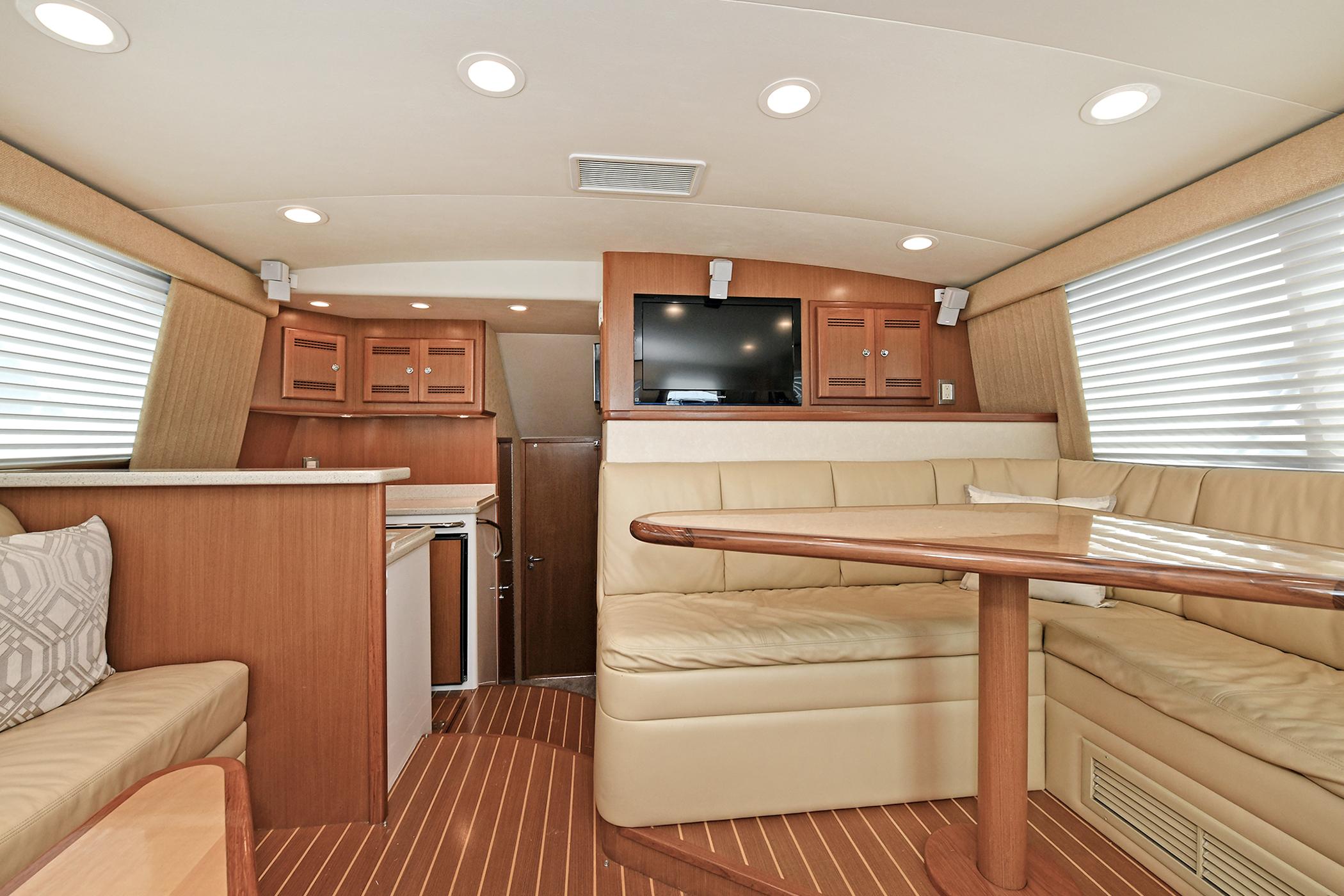 Cabo 40 REELAXATION - Galley & Dinette