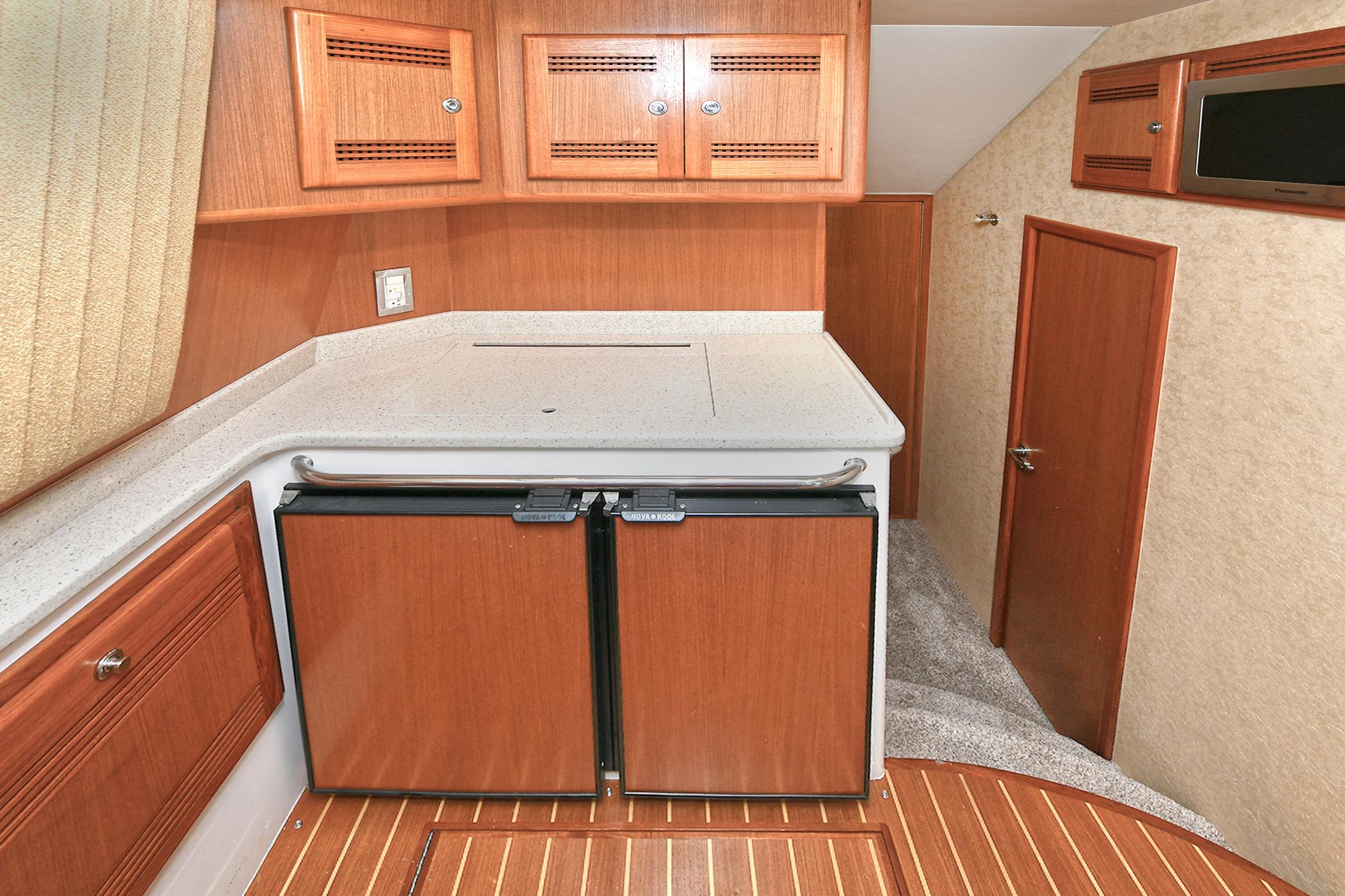 Cabo 40 REELAXATION - Galley & Companionway