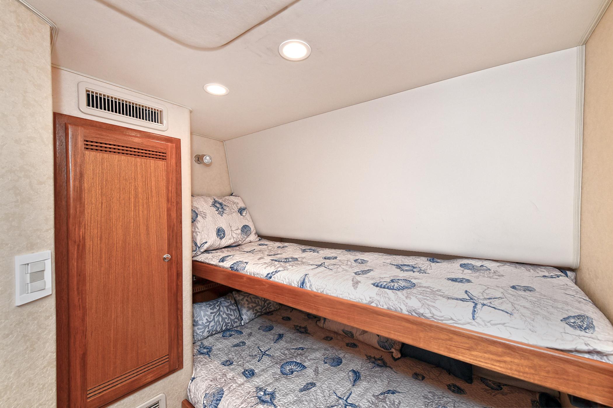 Cabo 40 REELAXATION - Guest Stateroom Bunks
