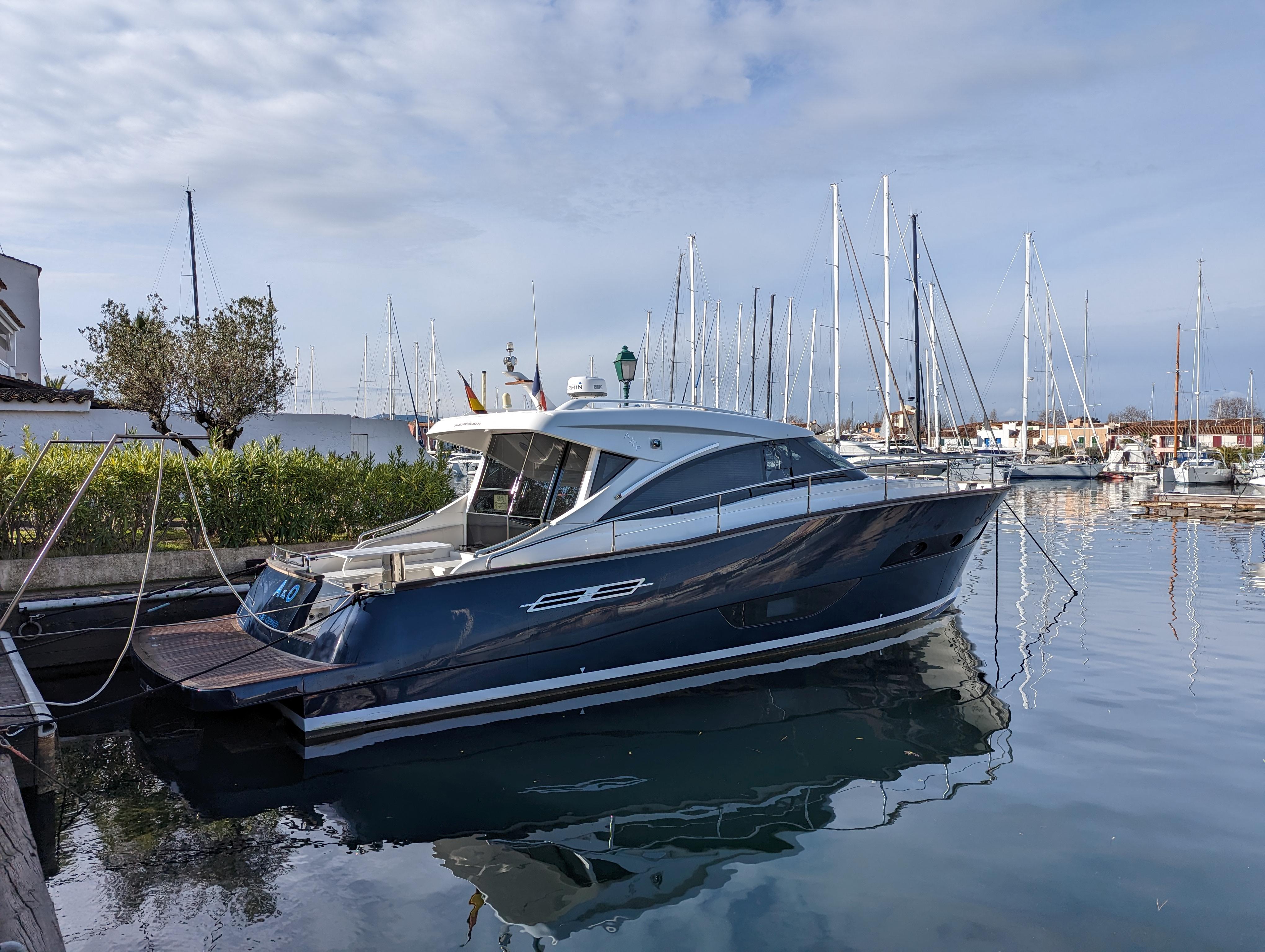 A & O Yacht Photos Pics Austin Parker 44 Sedan aft profile